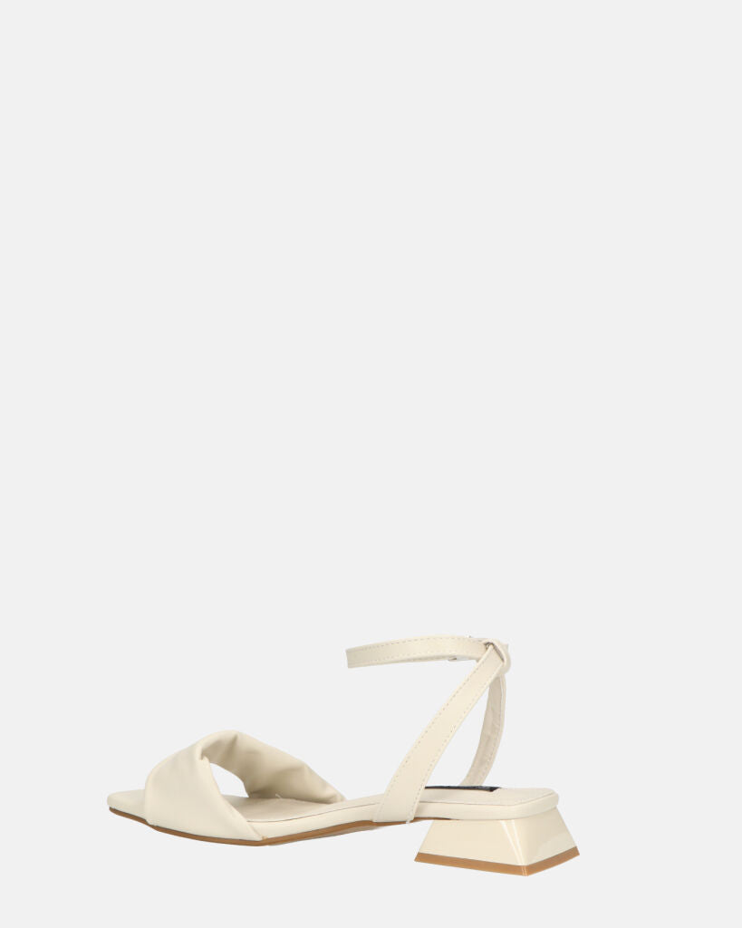 AKIRA - sandali bassi beige con cinturino