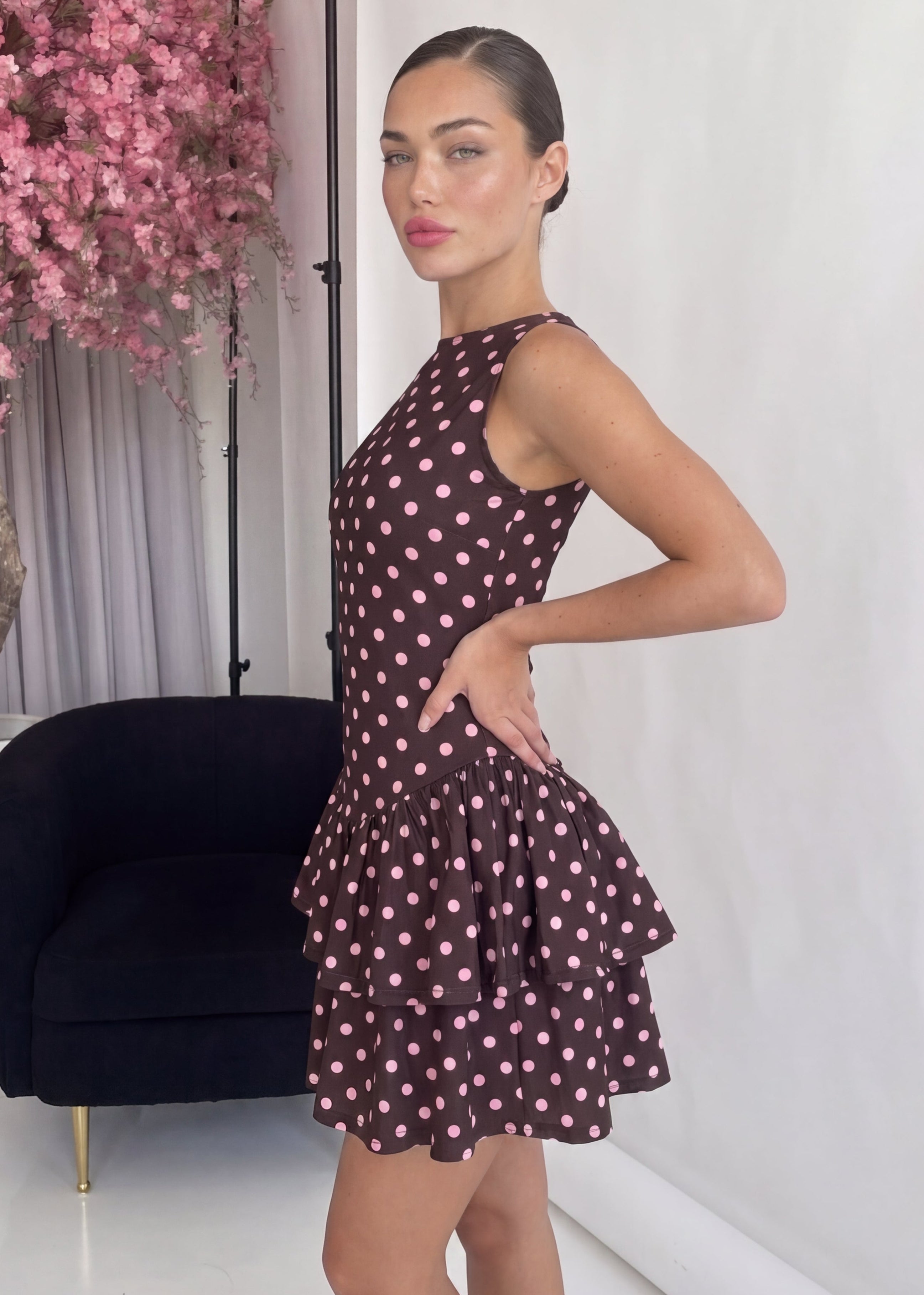 AKIE - vestito corto a balze marrone con pois rosa