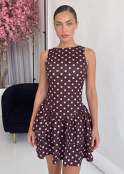 AKIE - vestito corto a balze marrone con pois rosa
