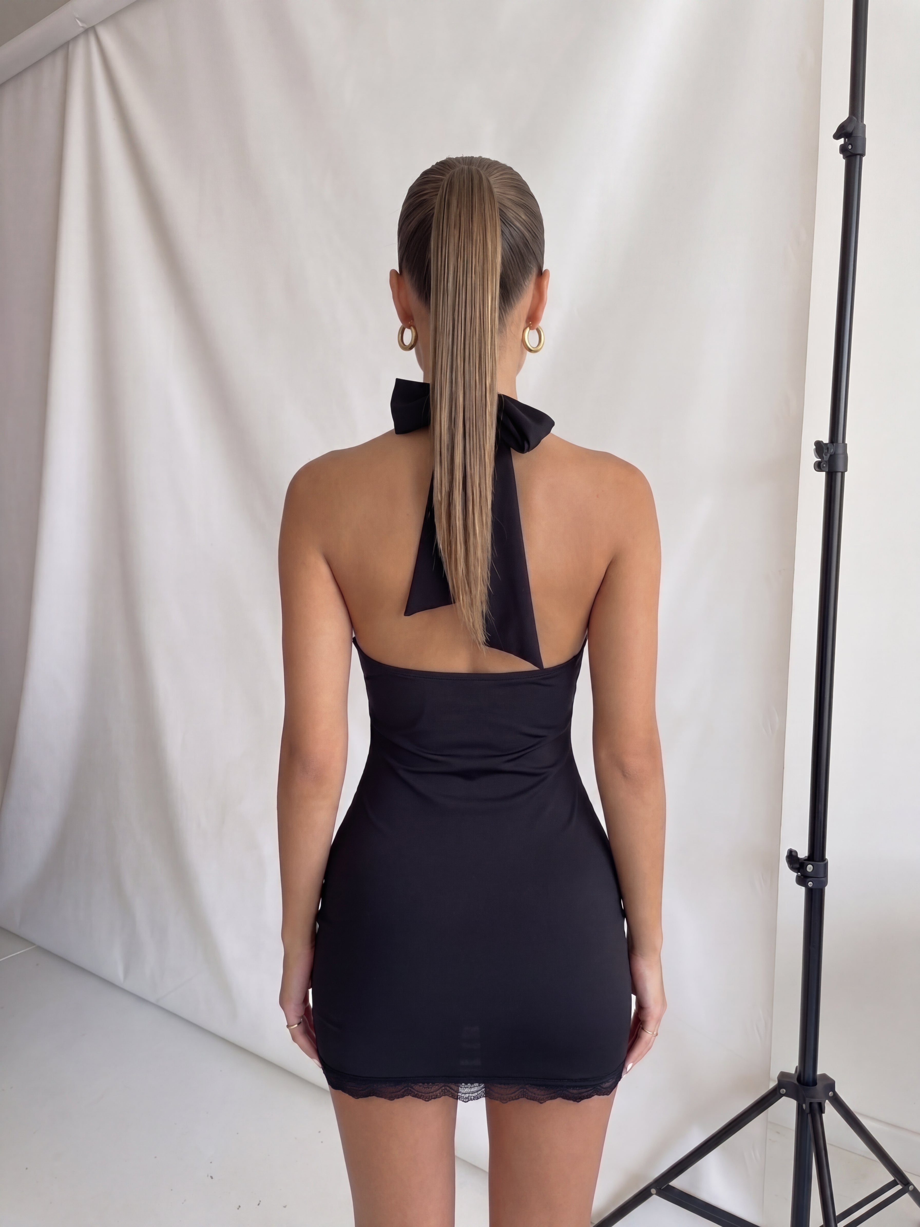 ARY - vestito corto nero con scollo e orlo in pizzo