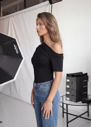 BRIDIE - body maniche corte e scollatura asimmetrica in nero