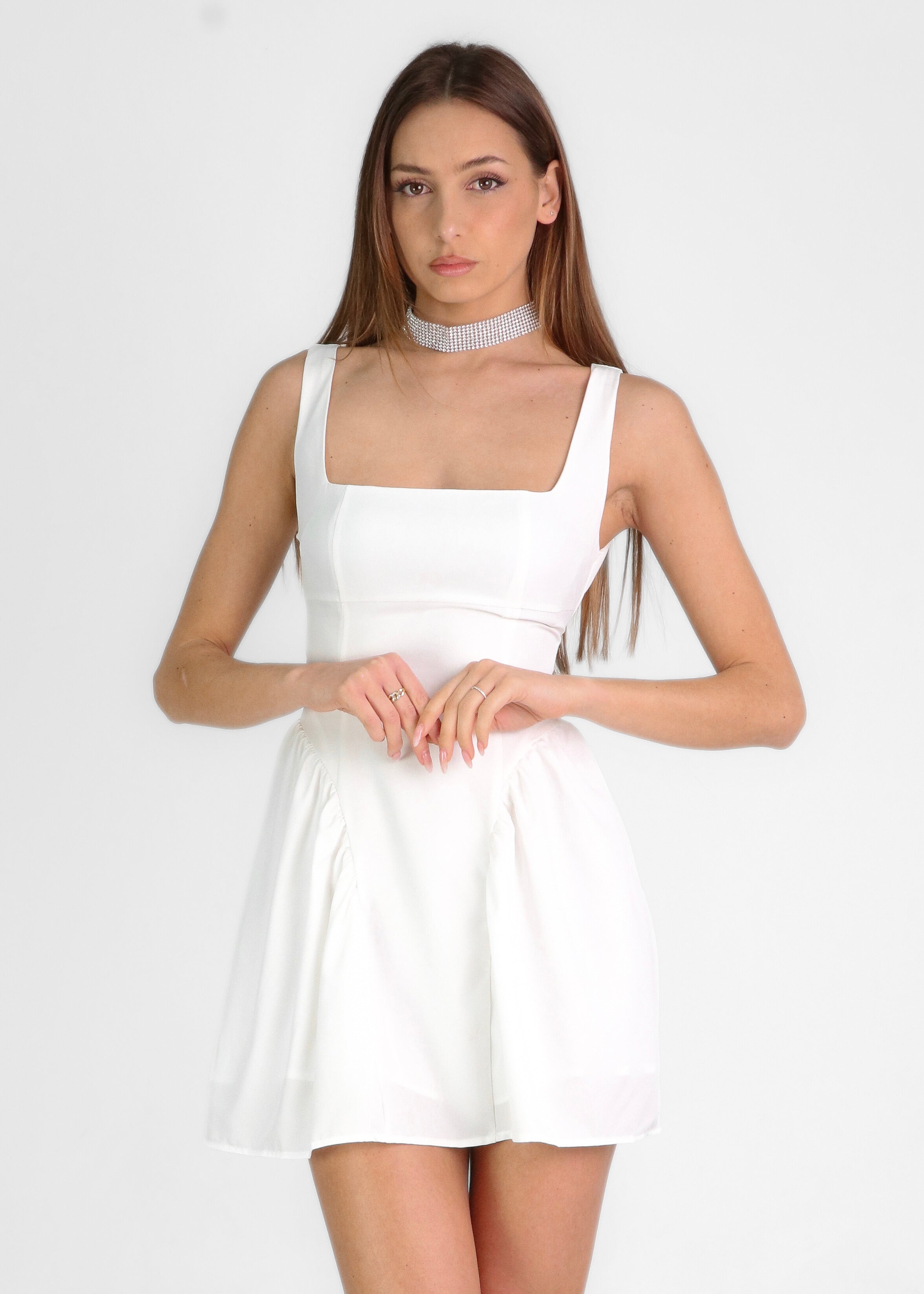 GABRIELLE - vestito mini bianco con gonna ampia con scollo posteriore e fiocco