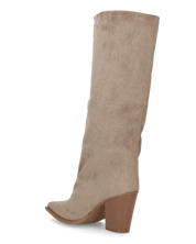 YASMIN - stivali alti in camoscio beige con gambali ampii a tubo e tacchi