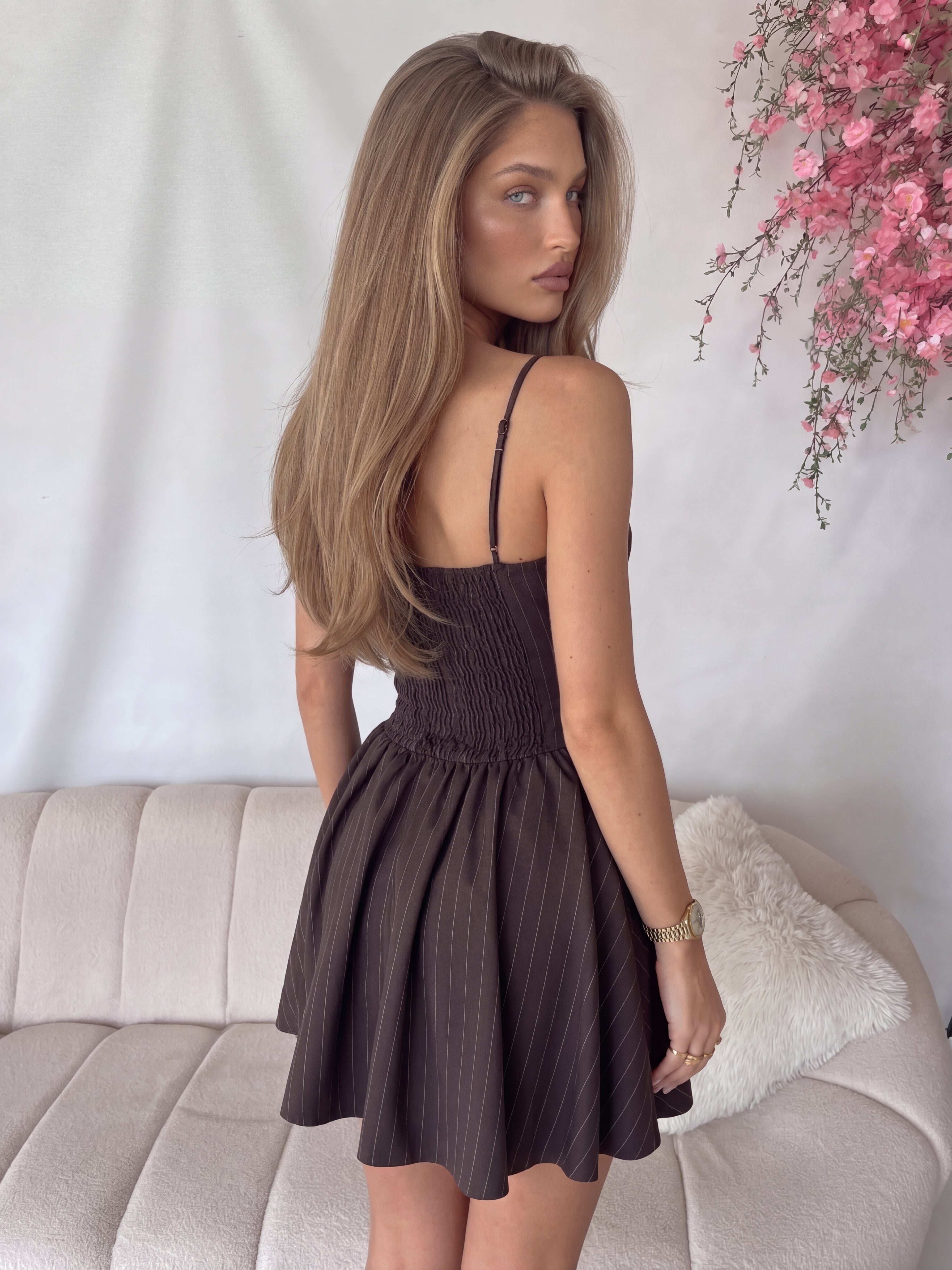 EMY - vestito mini corto nero con gonna a piede gessato in marrone