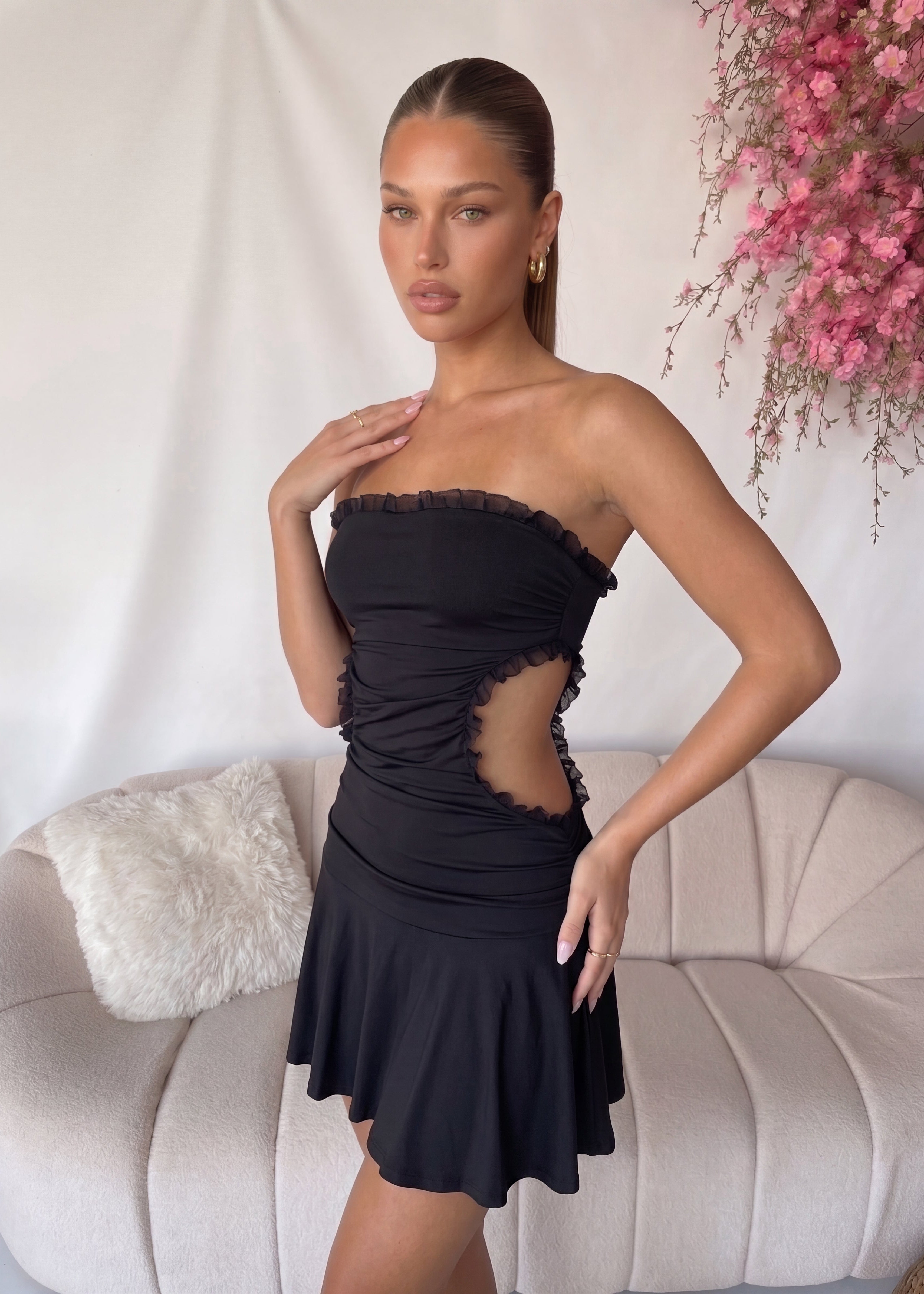 EYLAA - vestito nero con orlo asimmetrico e cut-out con ruches
