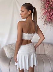 EYLAA - vestito bianco con orlo asimmetrico e cut-out con ruches