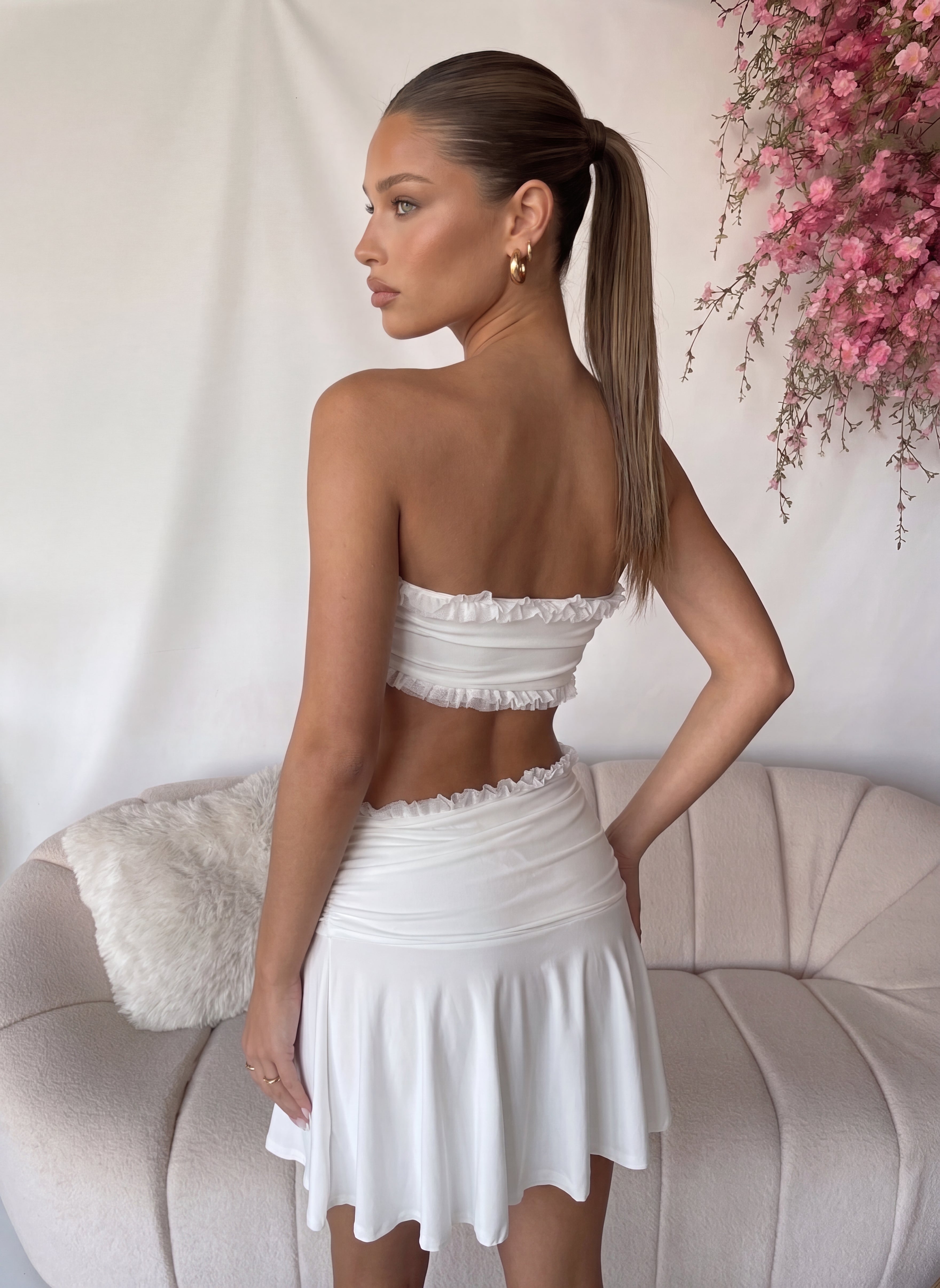 EYLAA - vestito bianco con orlo asimmetrico e cut-out con ruches