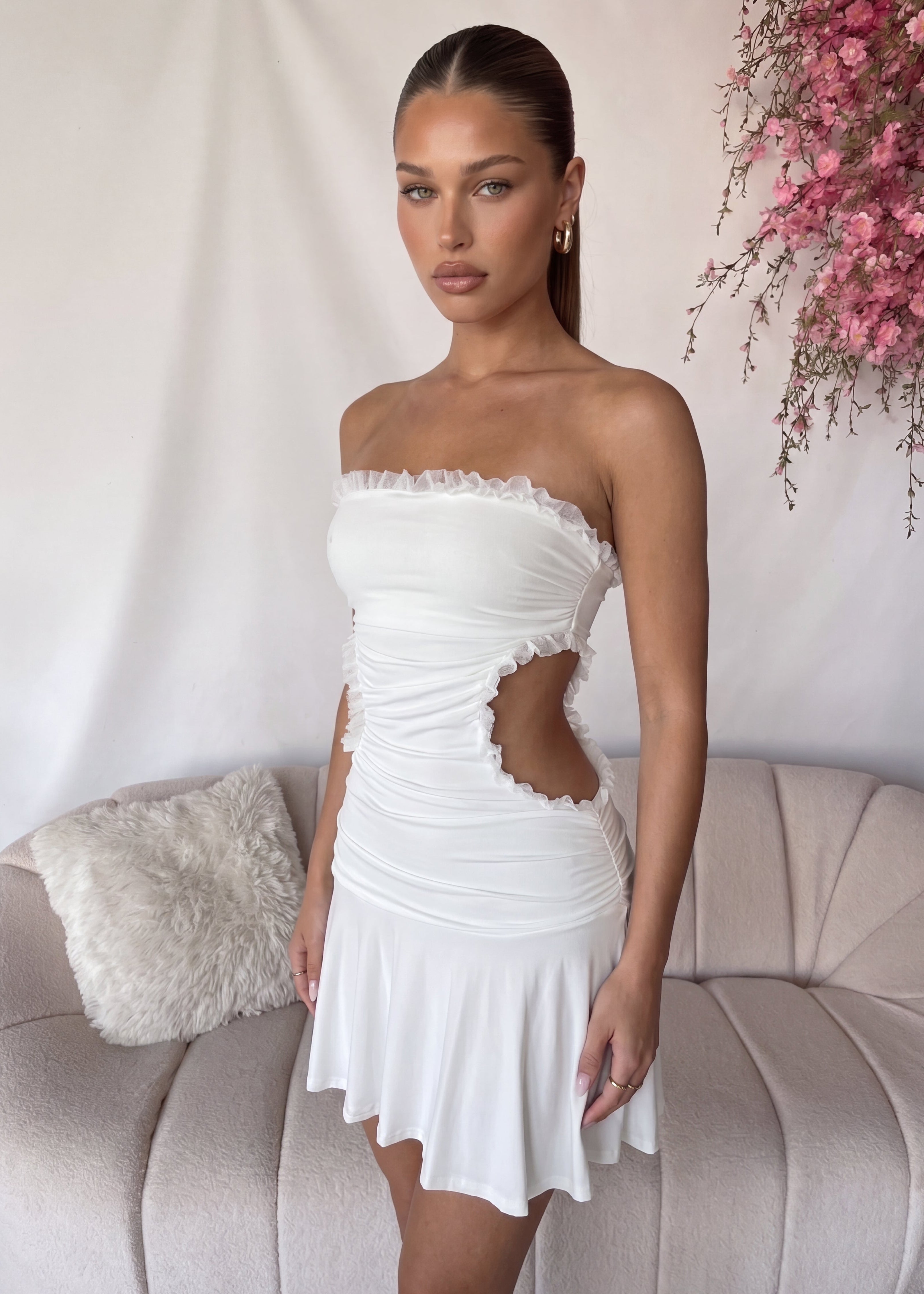 EYLAA - vestito bianco con orlo asimmetrico e cut-out con ruches