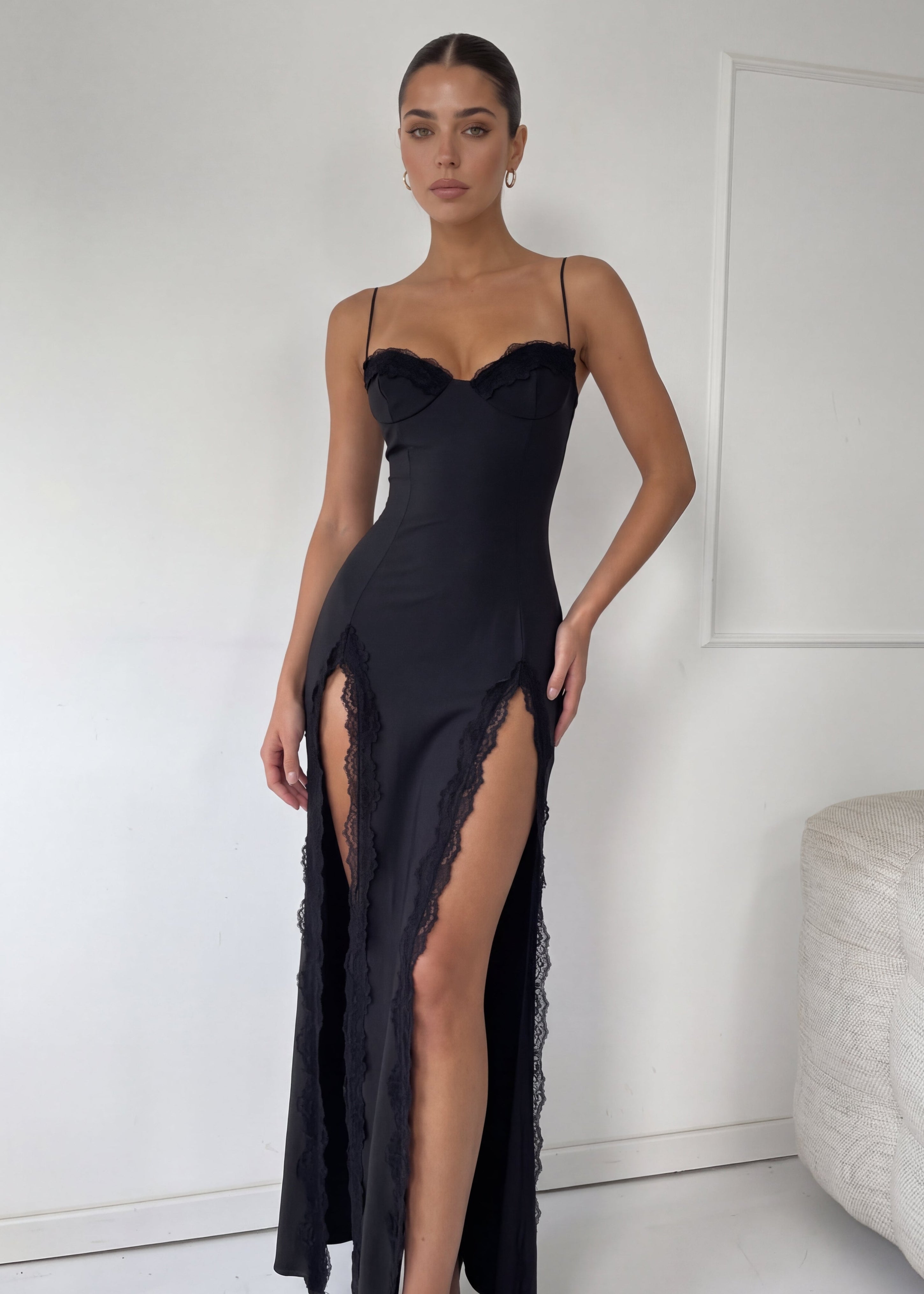 FLOR - abito vestito lungo nero con dettagli in pizzo e spacchi frontali