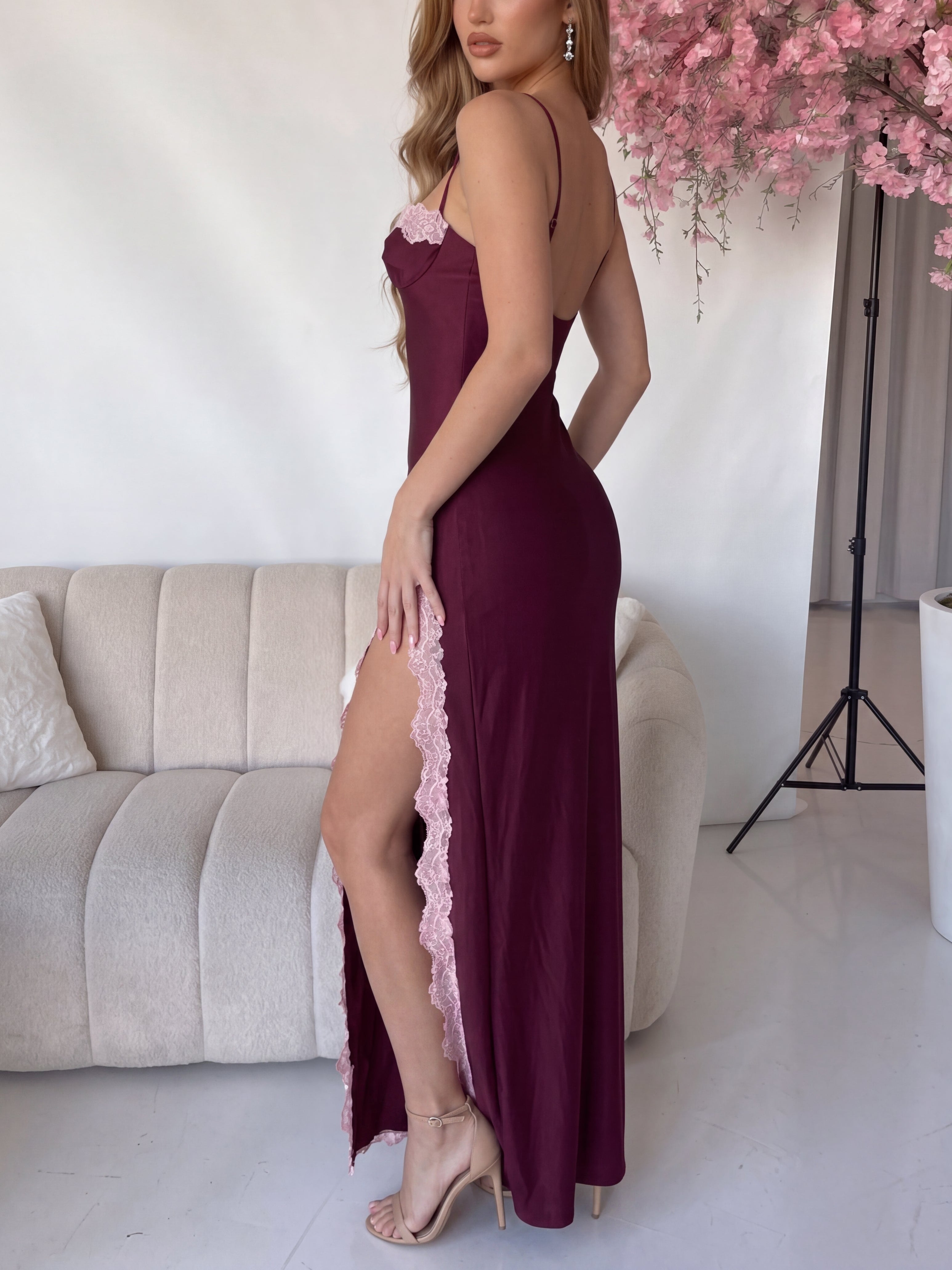 FLOR - abito vestito lungo bordeaux con dettagli in pizzo rosa e spacchi frontali