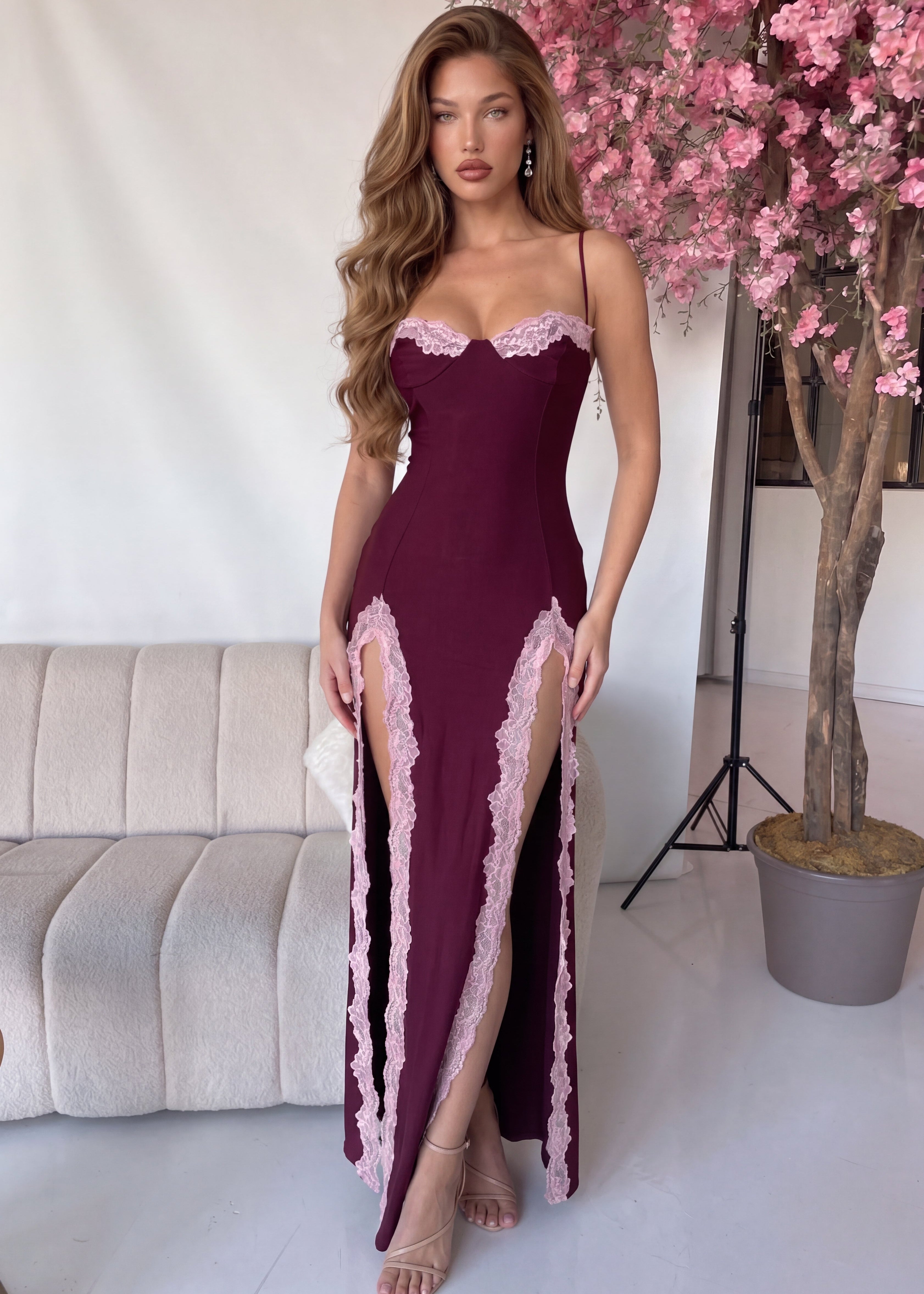 FLOR - abito vestito lungo bordeaux con dettagli in pizzo rosa e spacchi frontali