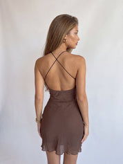 IDYS - vestito corto tessuto increspato marrone con decorazione rosa removibile