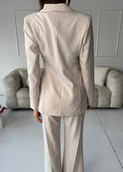 DAVA - set giacca pantaloni tailleur beige con chiusura laterale decorativa oro