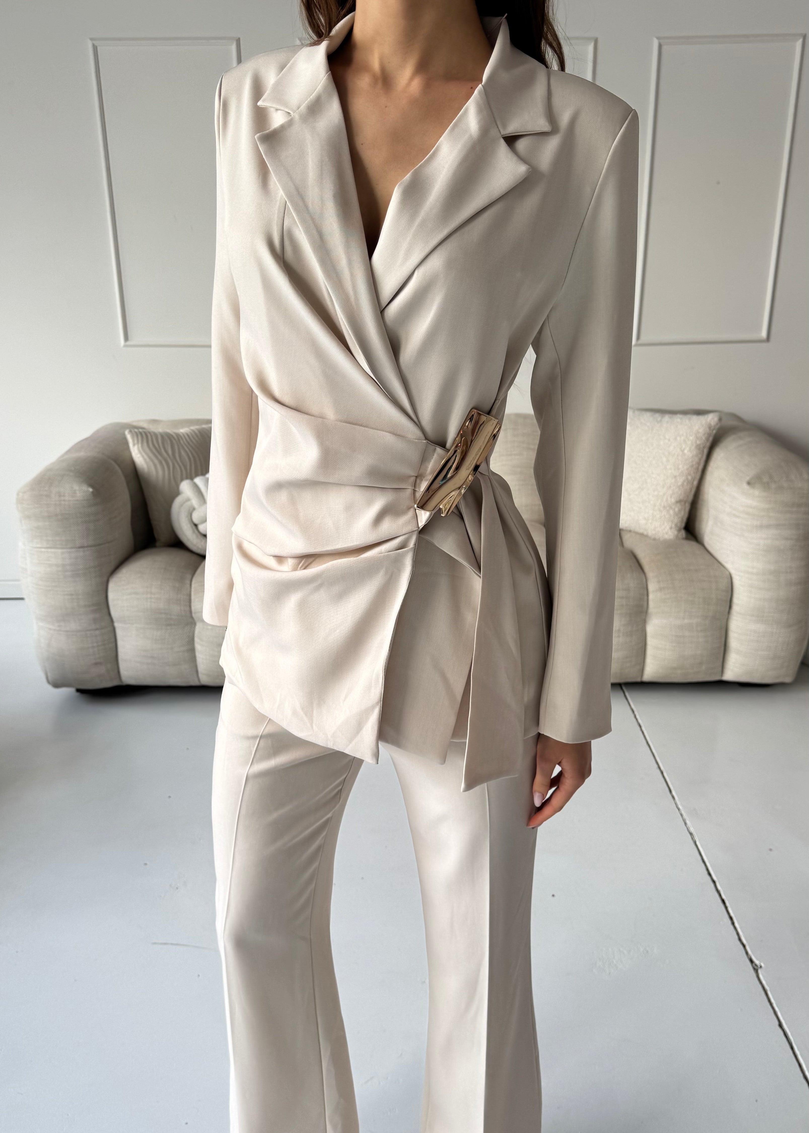 DAVA - set giacca pantaloni tailleur beige con chiusura laterale decorativa oro