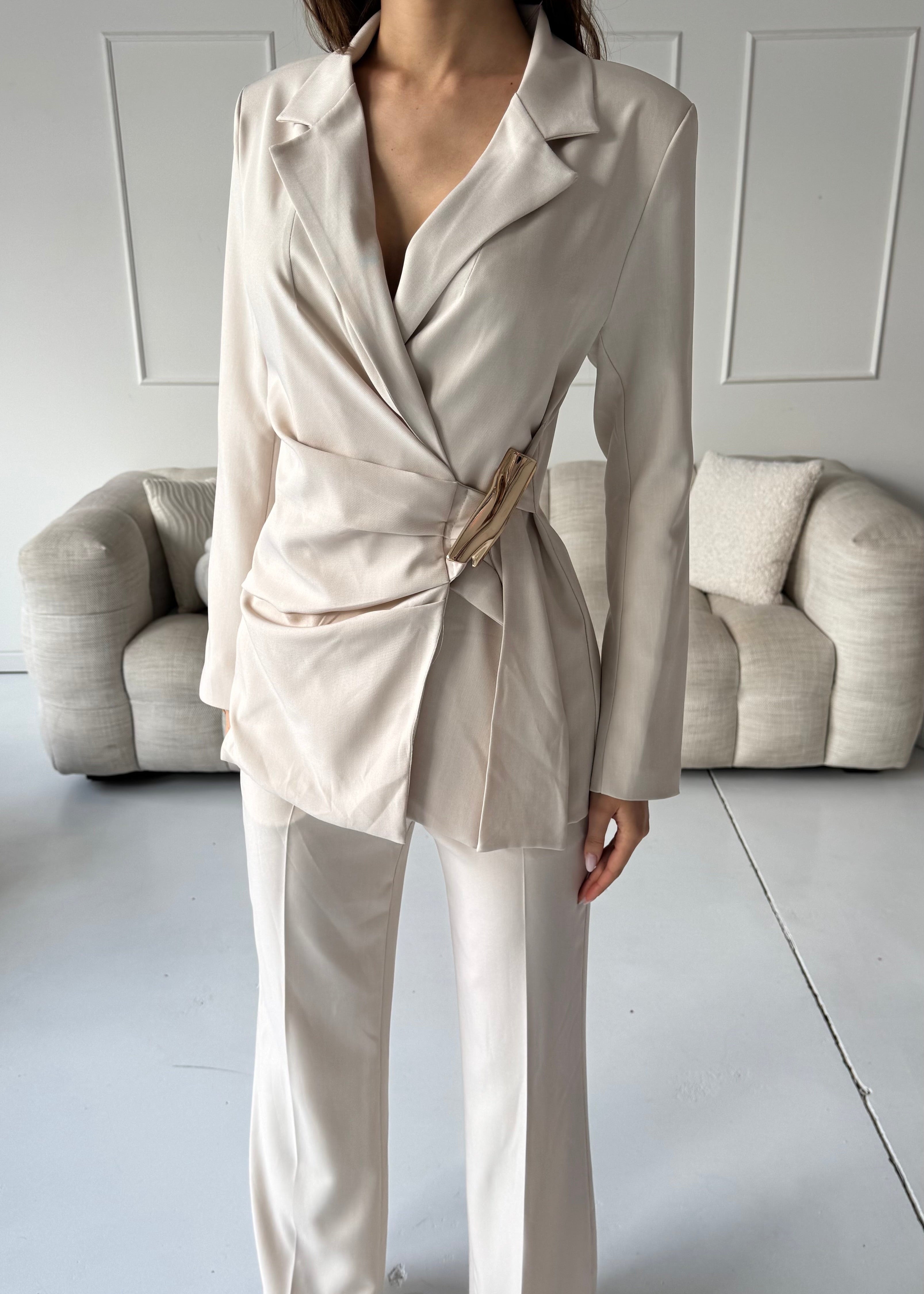 DAVA - set giacca pantaloni tailleur beige con chiusura laterale decorativa oro