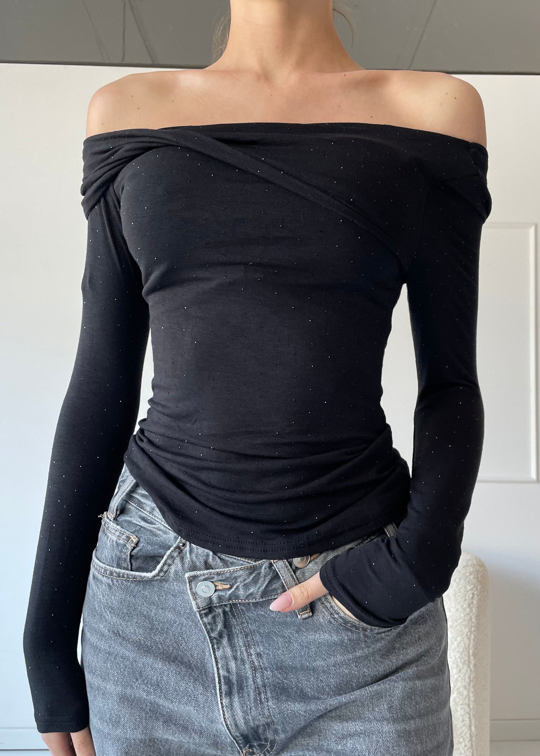 PEYTON - maglietta con spalle scoperte e drappeggio con strass in nero