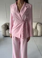 WILA - set giacca pantaloni tailleur rosa con chiusura laterale fiocco