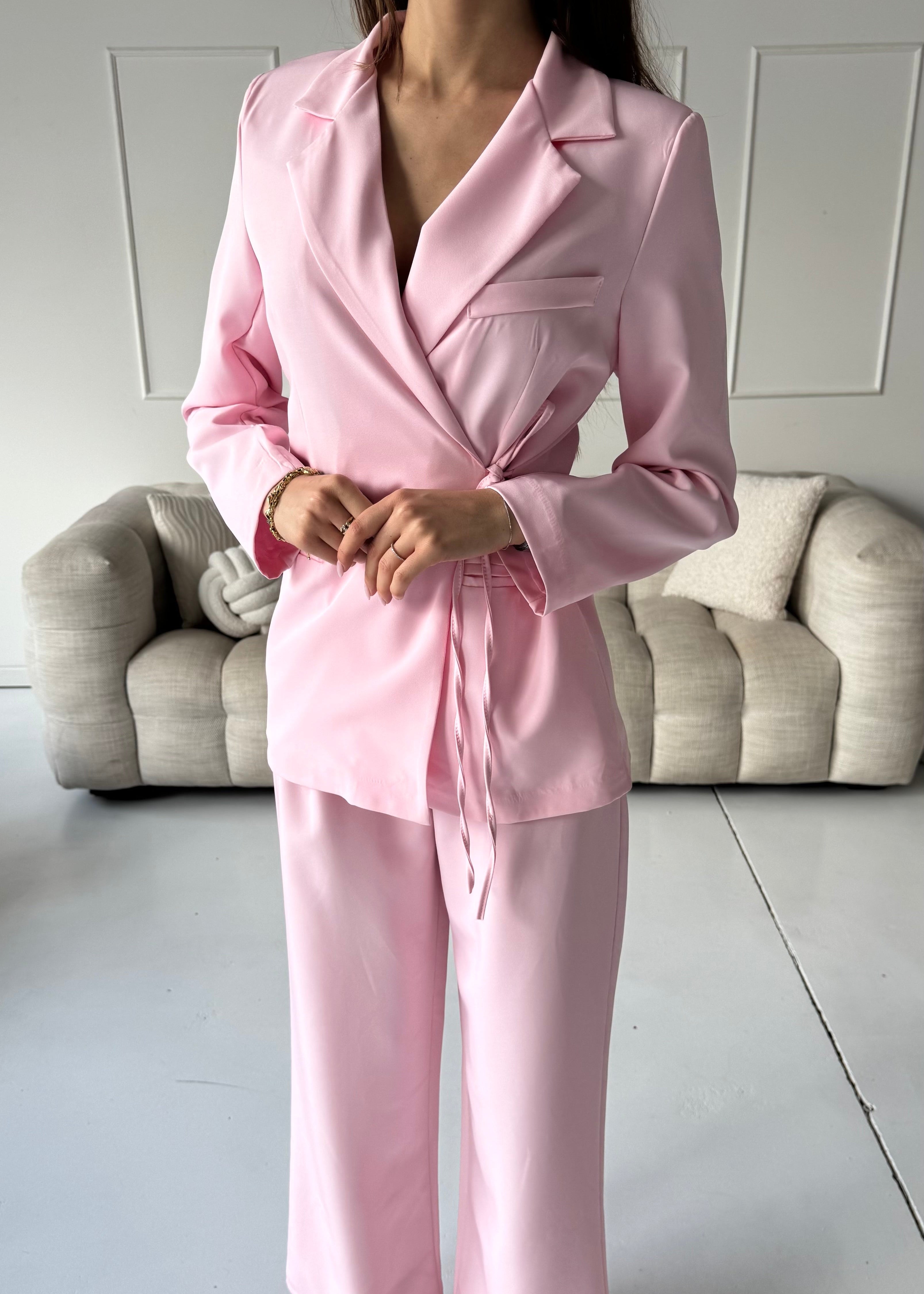 WILA - set giacca pantaloni tailleur rosa con chiusura laterale fiocco