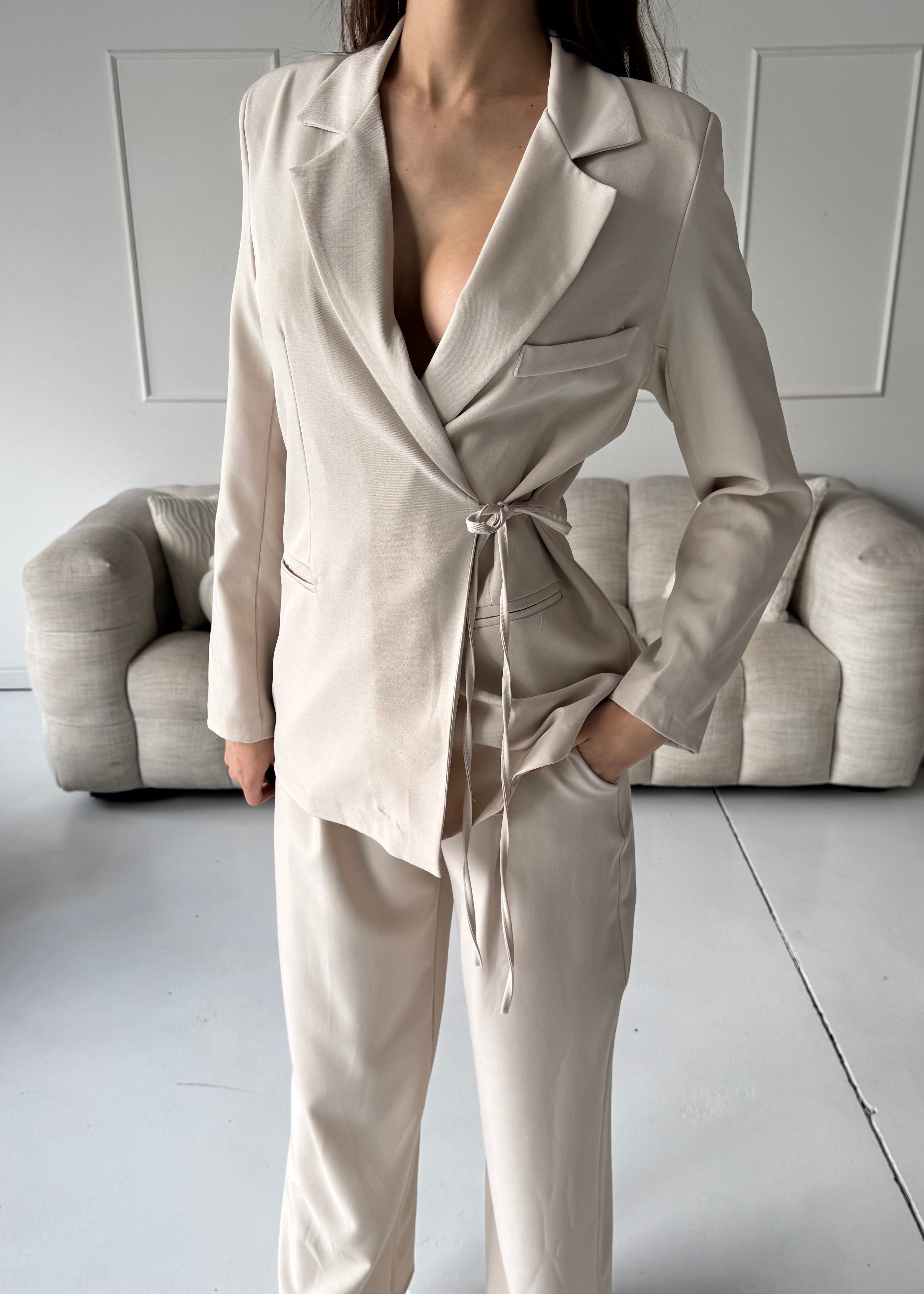 WILA - set giacca pantaloni tailleur beige avorio con chiusura laterale fiocco