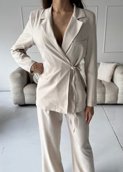 WILA - set giacca pantaloni tailleur beige avorio con chiusura laterale fiocco