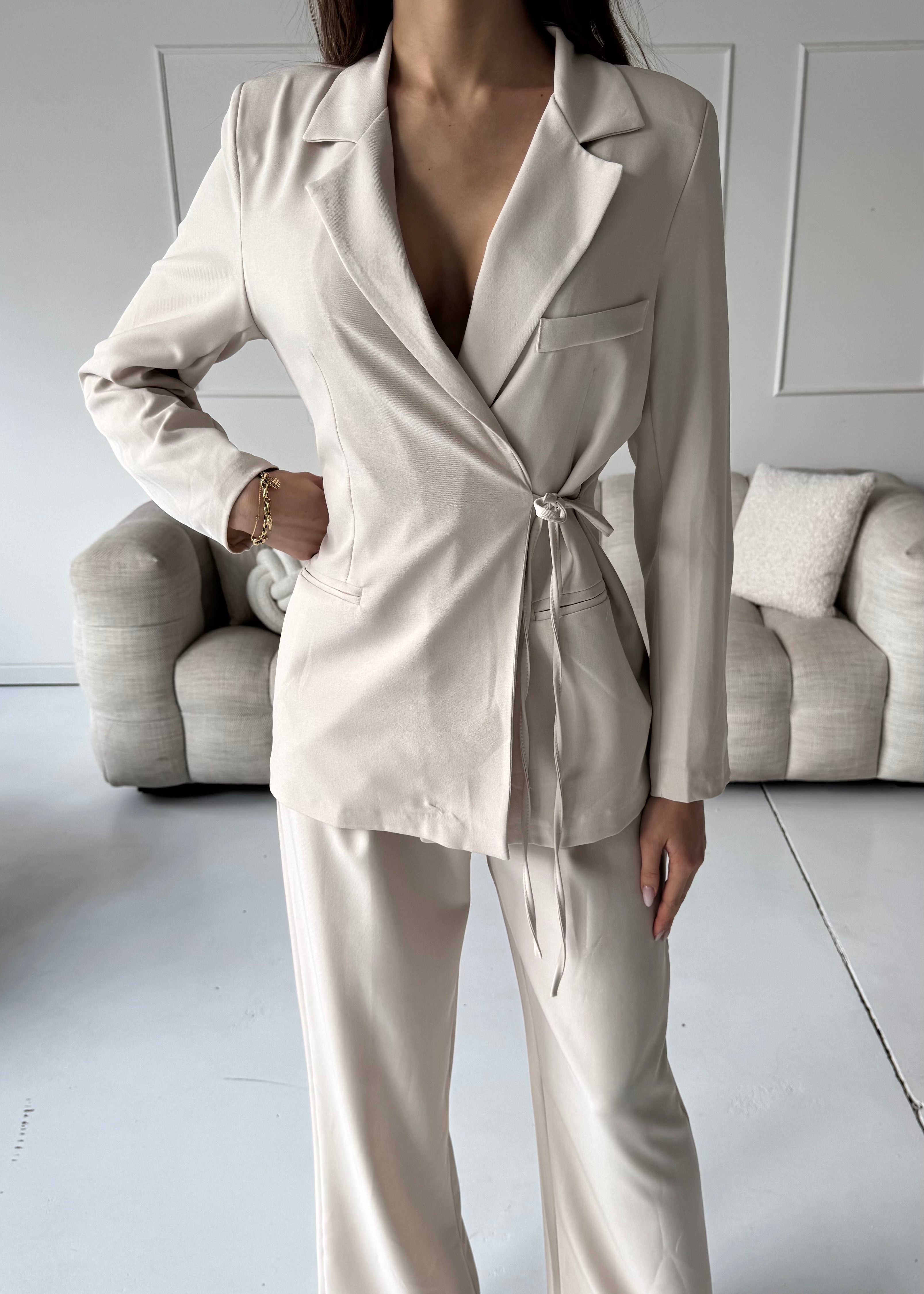 WILA - set giacca pantaloni tailleur beige avorio con chiusura laterale fiocco