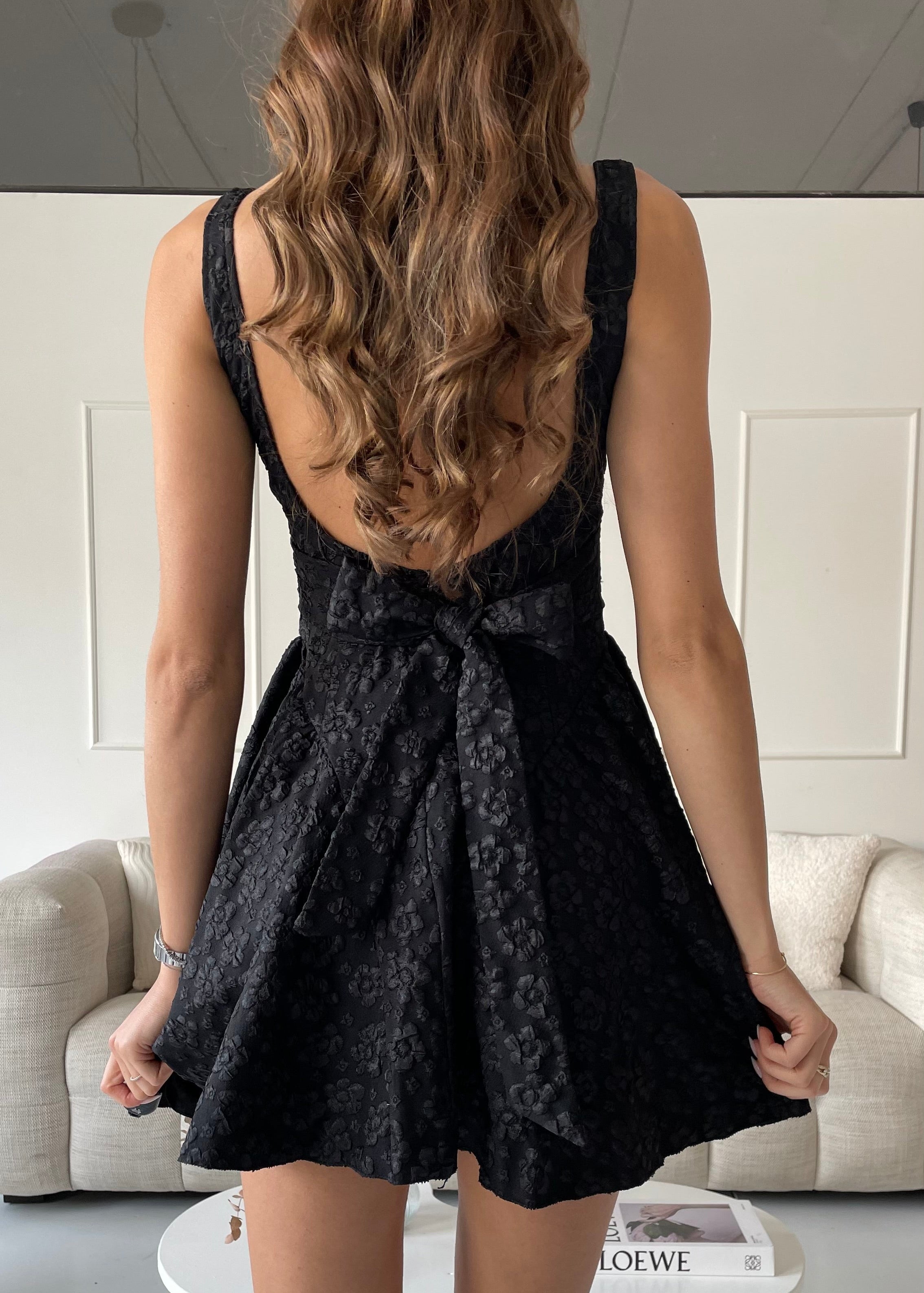 VERONICA - vestito mini nero con gonna ampia con scollo posteriore e fiocco