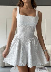 VERONICA - vestito mini bianco con gonna ampia con scollo posteriore e fiocco