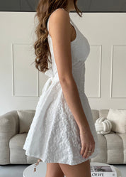 VERONICA - vestito mini bianco con gonna ampia con scollo posteriore e fiocco