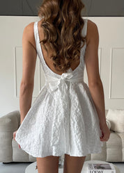 VERONICA - vestito mini bianco con gonna ampia con scollo posteriore e fiocco