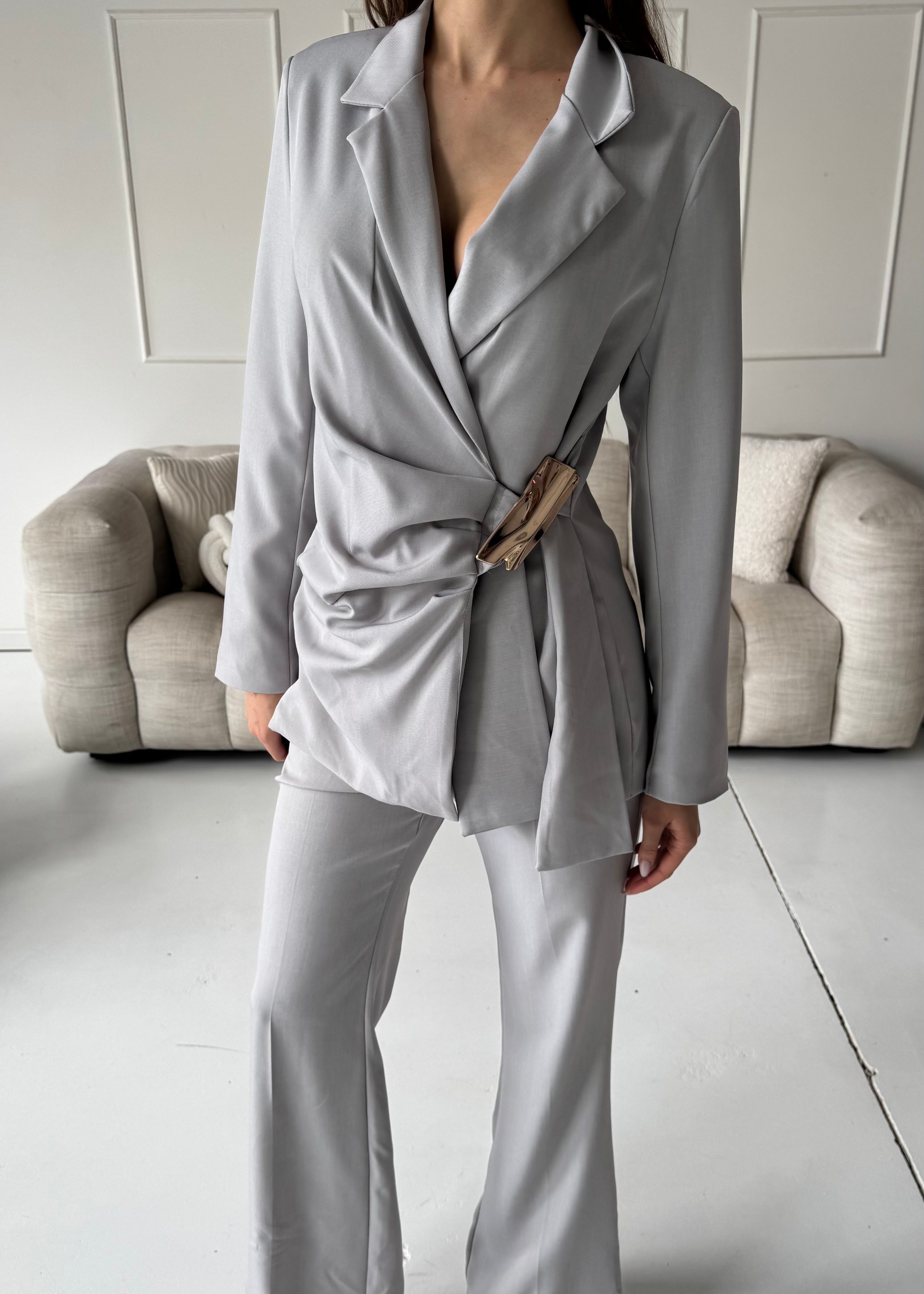 DAVA - set giacca pantaloni tailleur grigio con chiusura laterale decorativa oro