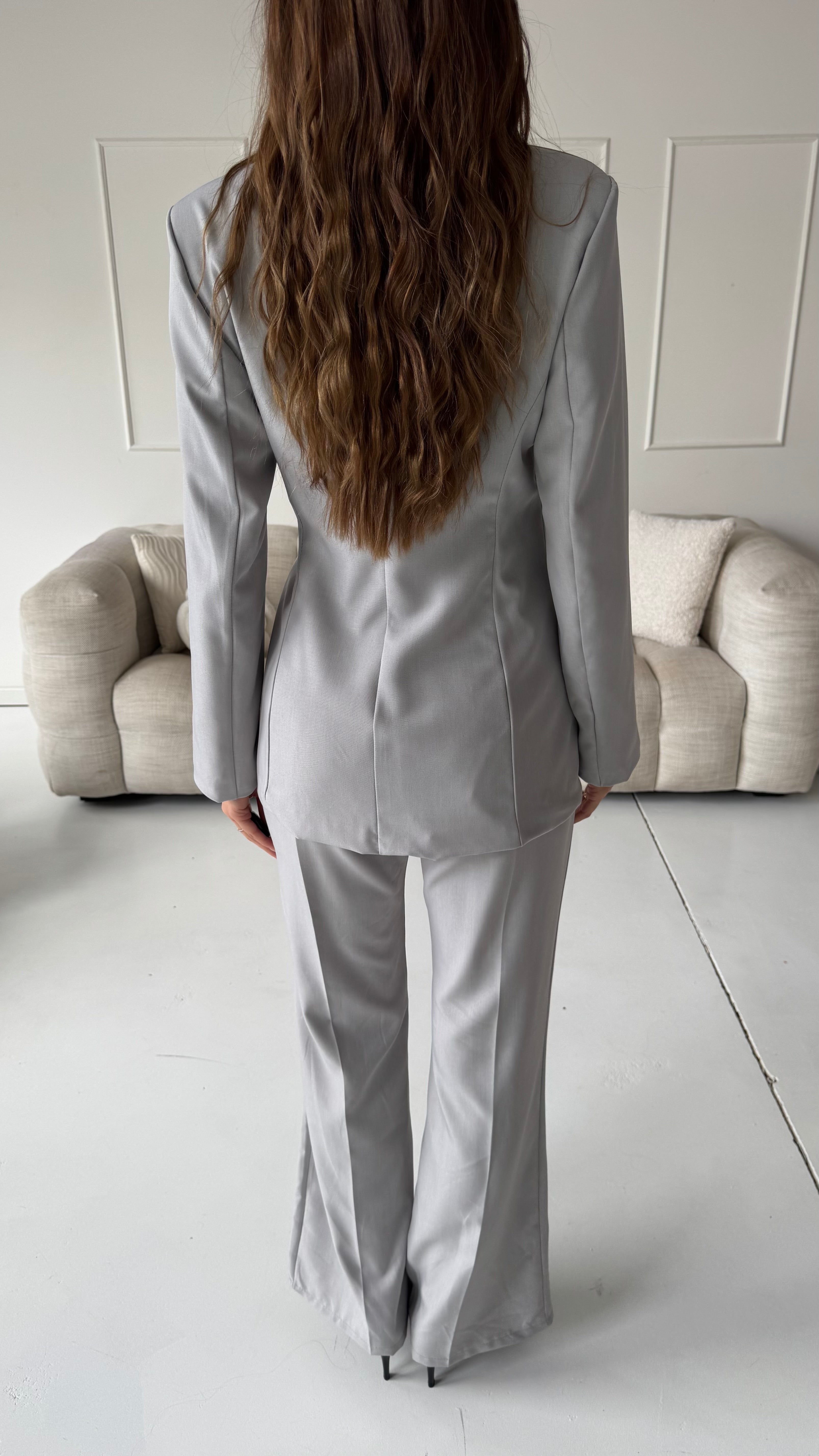 DAVA - set giacca pantaloni tailleur grigio con chiusura laterale decorativa oro