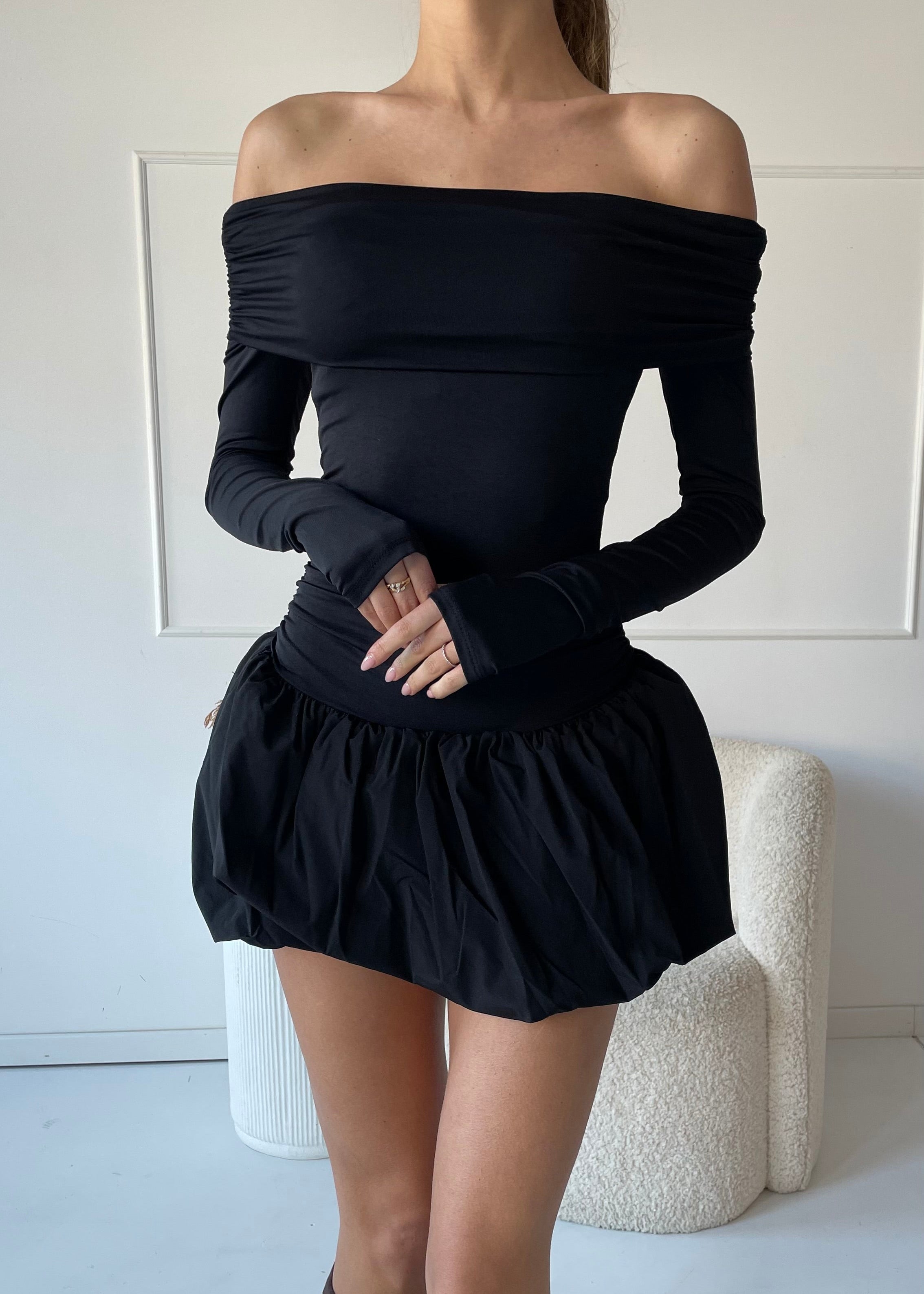 VALLY - vestito mini nero con gonna a palloncino e spalle scoperte