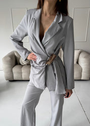 DAVA - set giacca pantaloni tailleur grigio con chiusura laterale decorativa oro