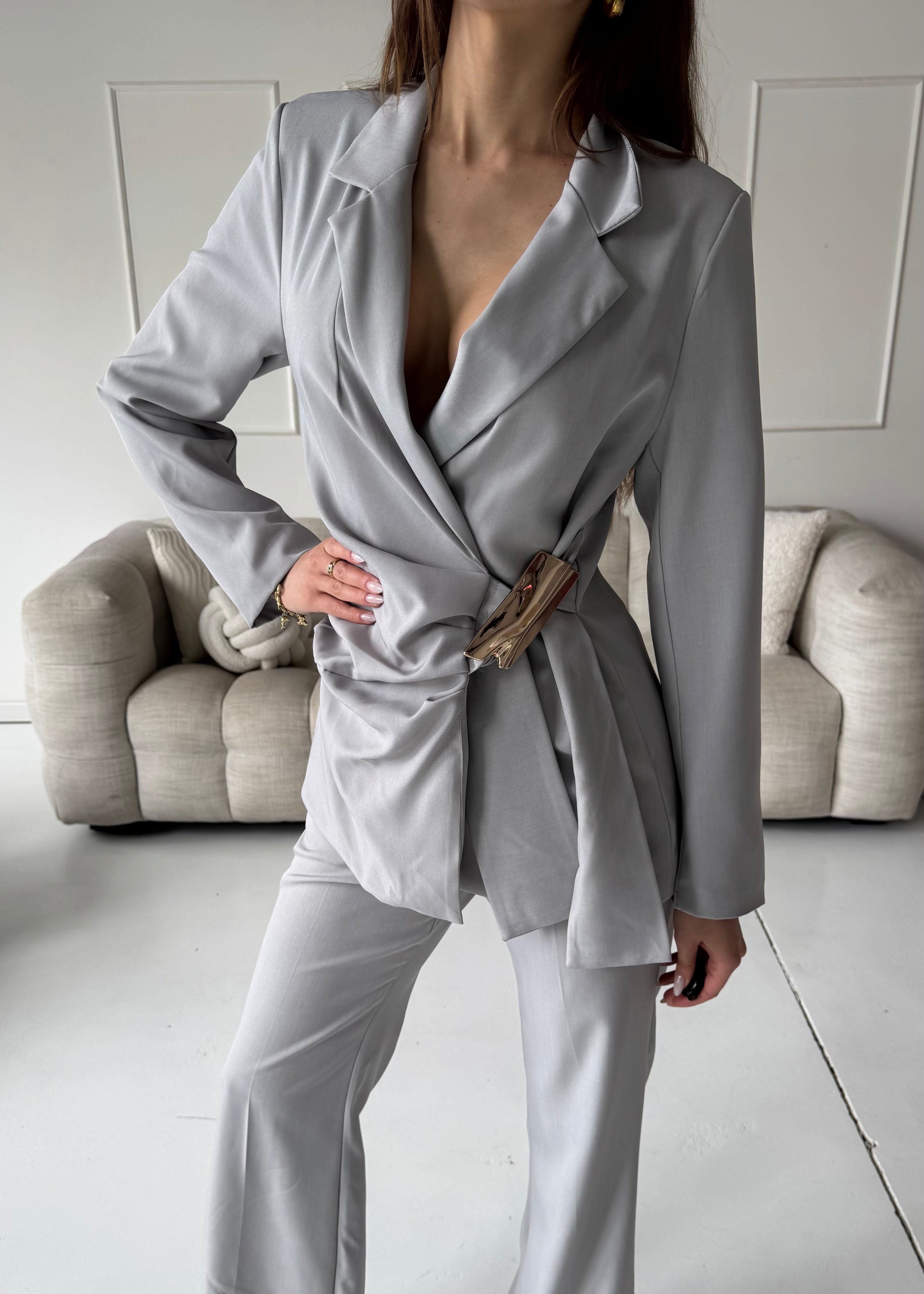 DAVA - set giacca pantaloni tailleur grigio con chiusura laterale decorativa oro