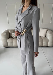 DAVA - set giacca pantaloni tailleur grigio con chiusura laterale decorativa oro