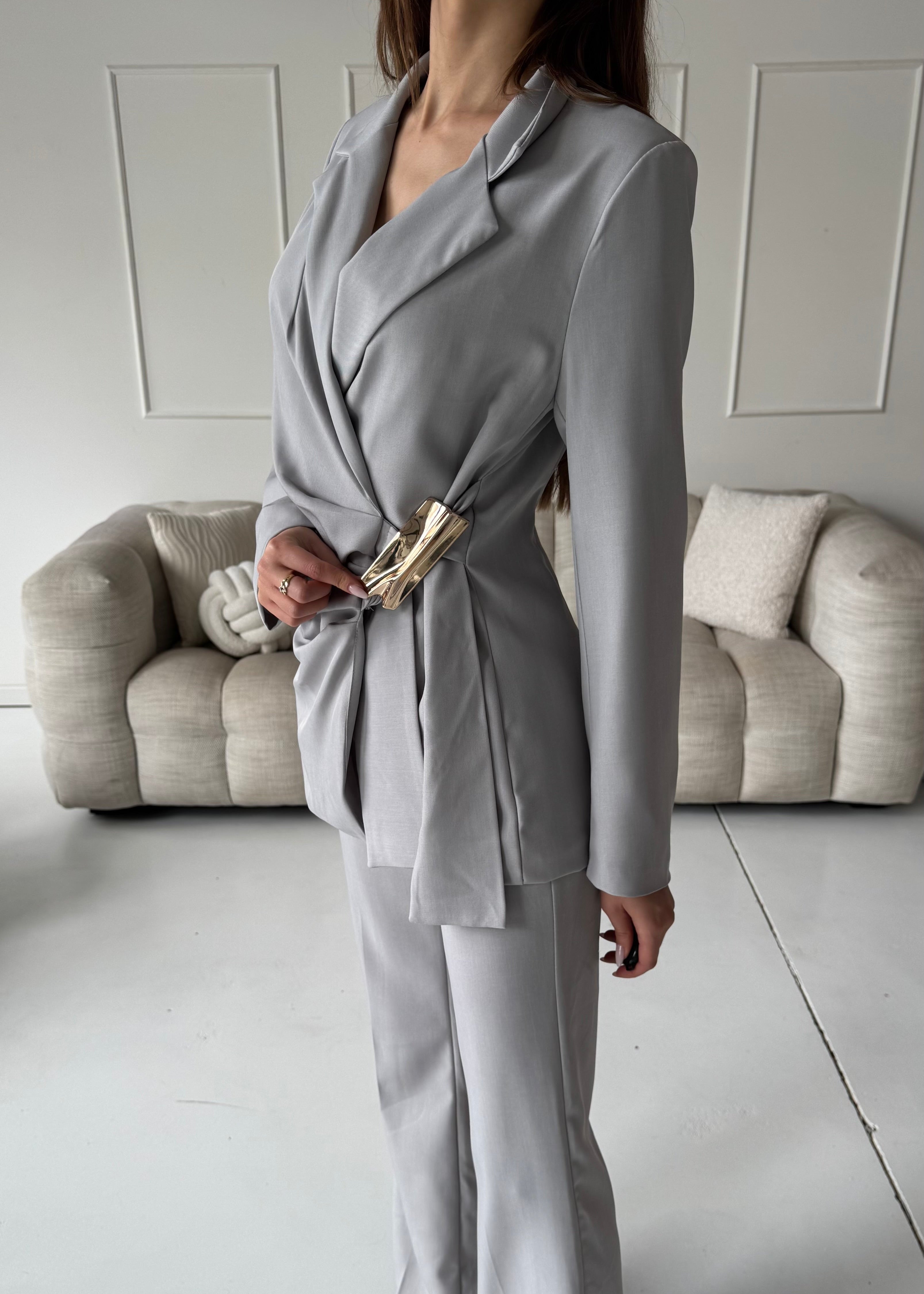 DAVA - set giacca pantaloni tailleur grigio con chiusura laterale decorativa oro