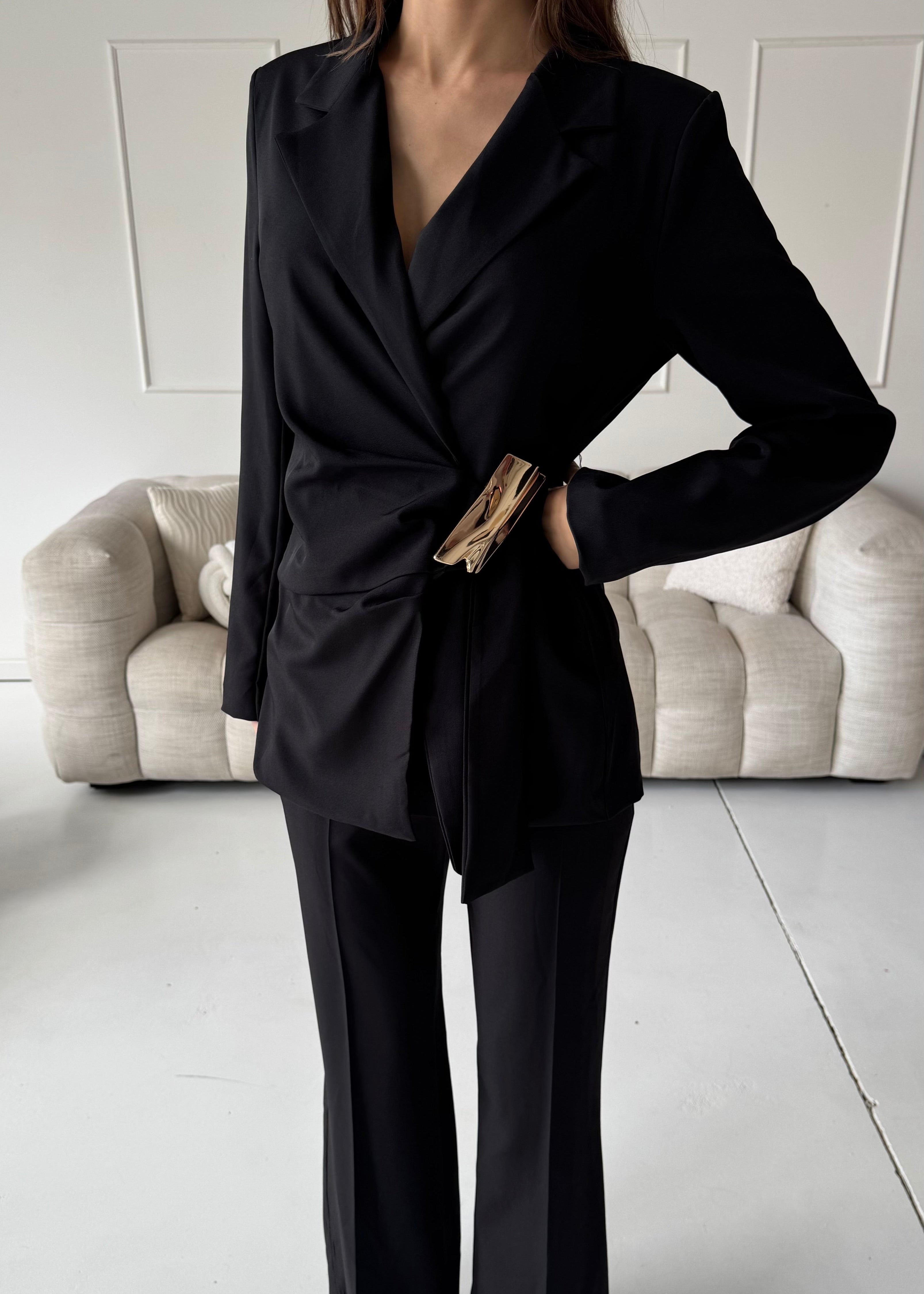 DAVA - set giacca pantaloni tailleur con chiusura laterale decorativa oro