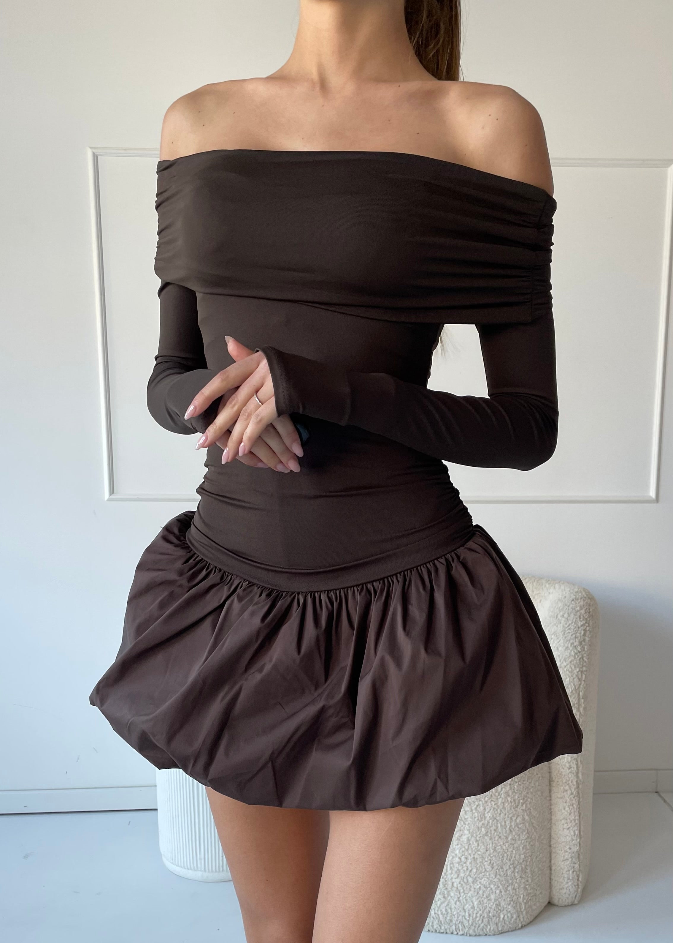 VALLY - vestito mini marrone con gonna a palloncino e spalle scoperte