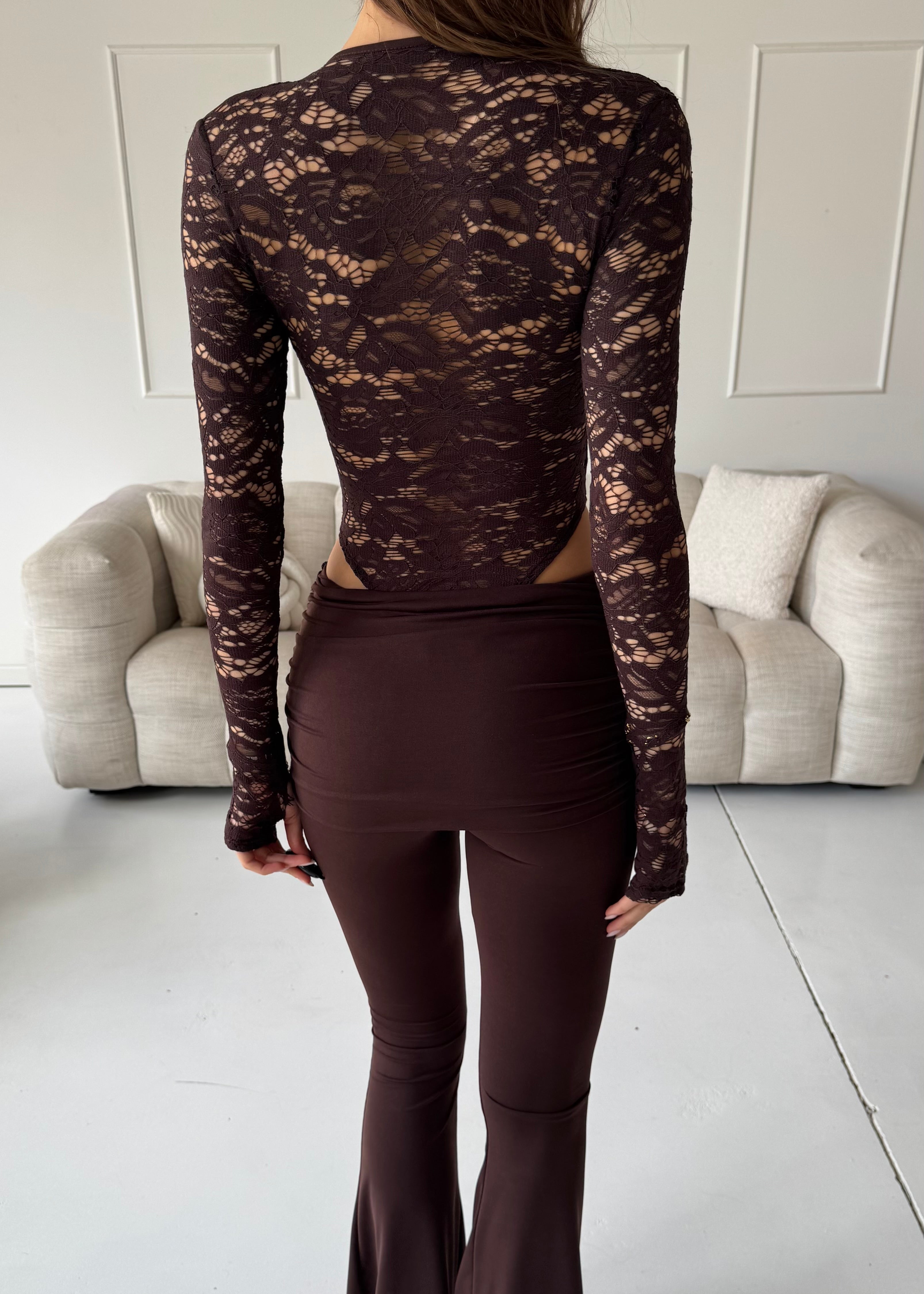 CARSON - set body in pizzo e pantalone flare in marrone