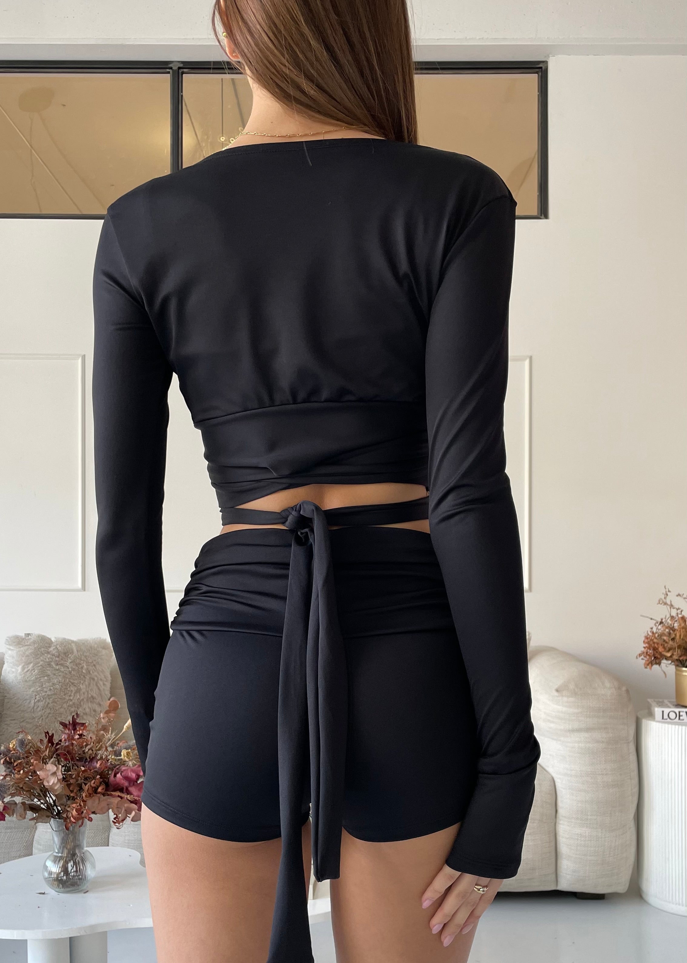 NADJA - set coordinato shorts, coprispalle e top in nero