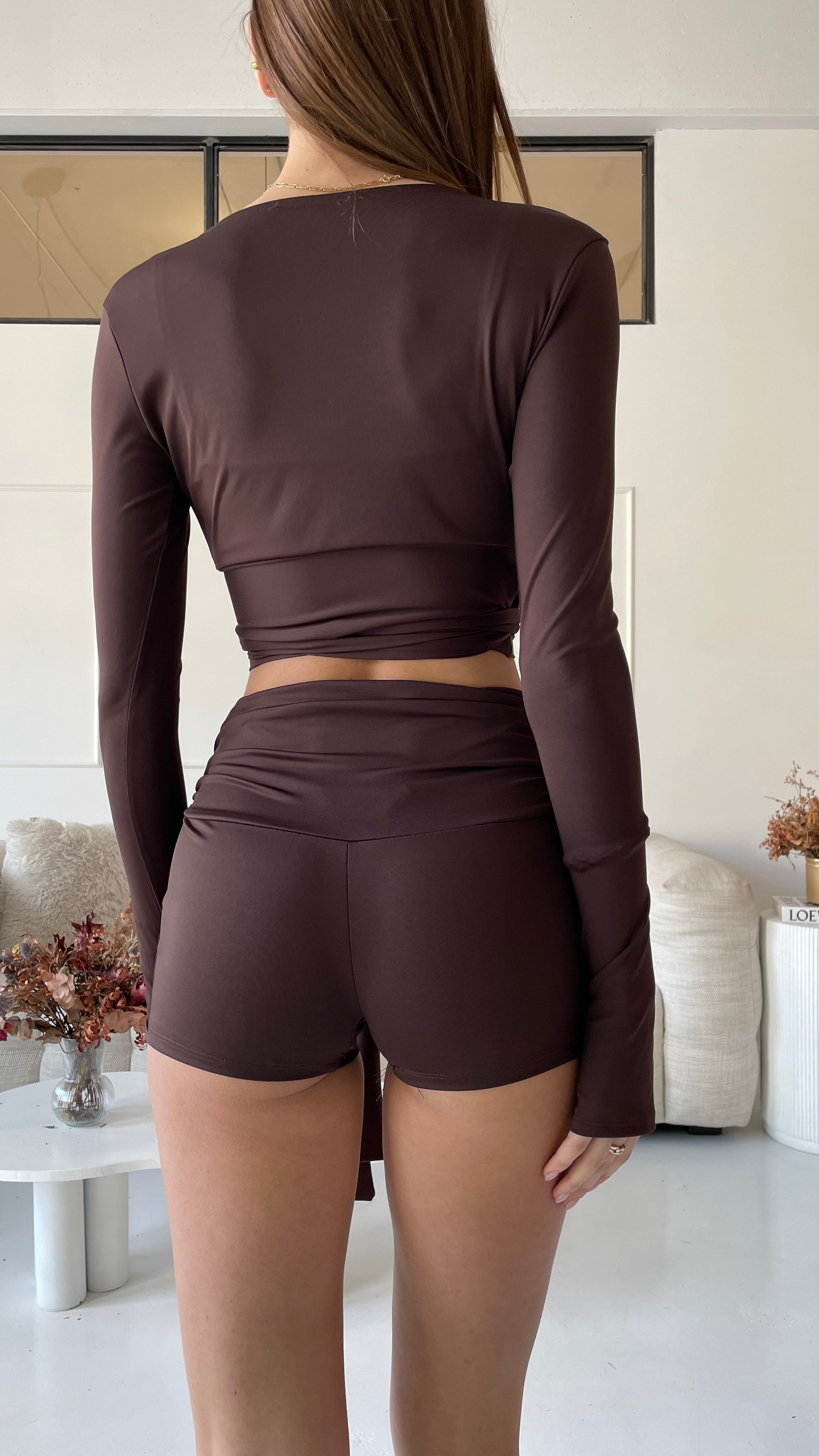 NADJA - set coordinato shorts, coprispalle e top in marrone