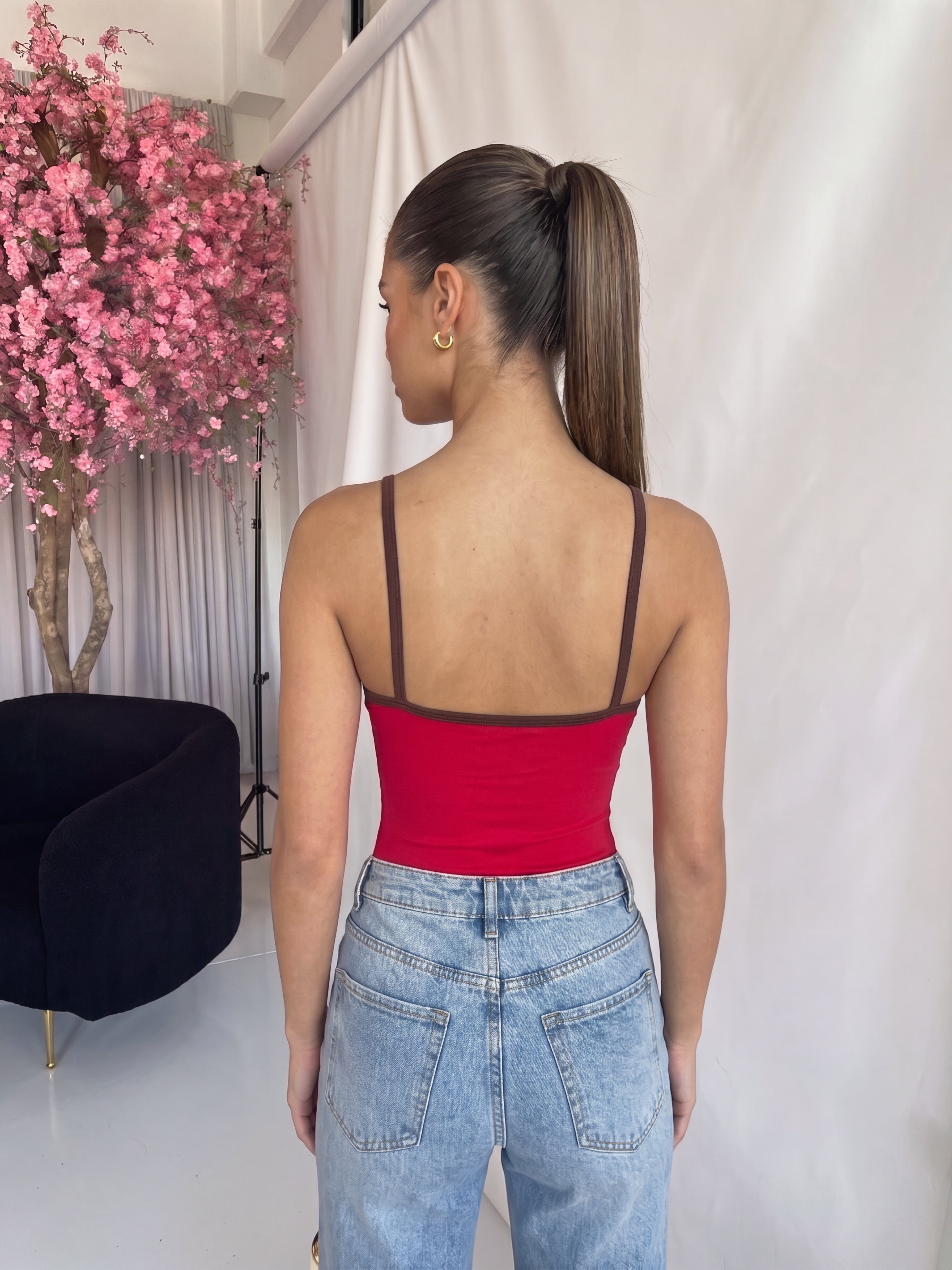 LIGY - body rosso con bordi a contrasto in marrone
