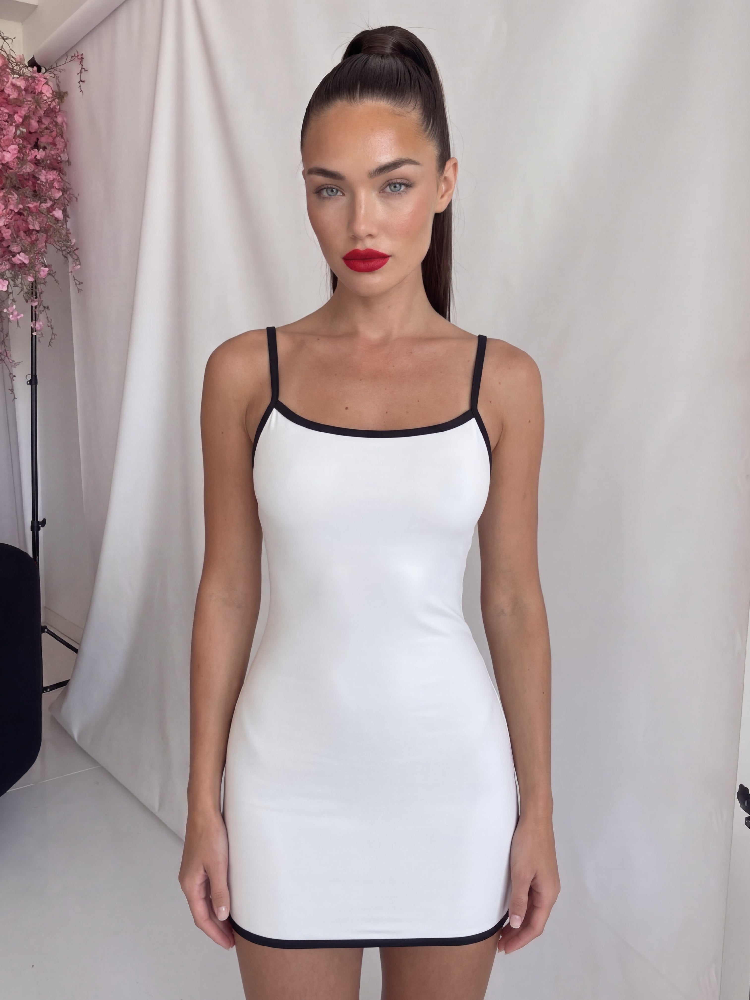 MADDY - vestito corto bianco con orlo nero