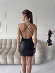 MARIKE - vestito mini corto in simil pelle nera con scollatura sulla schiena