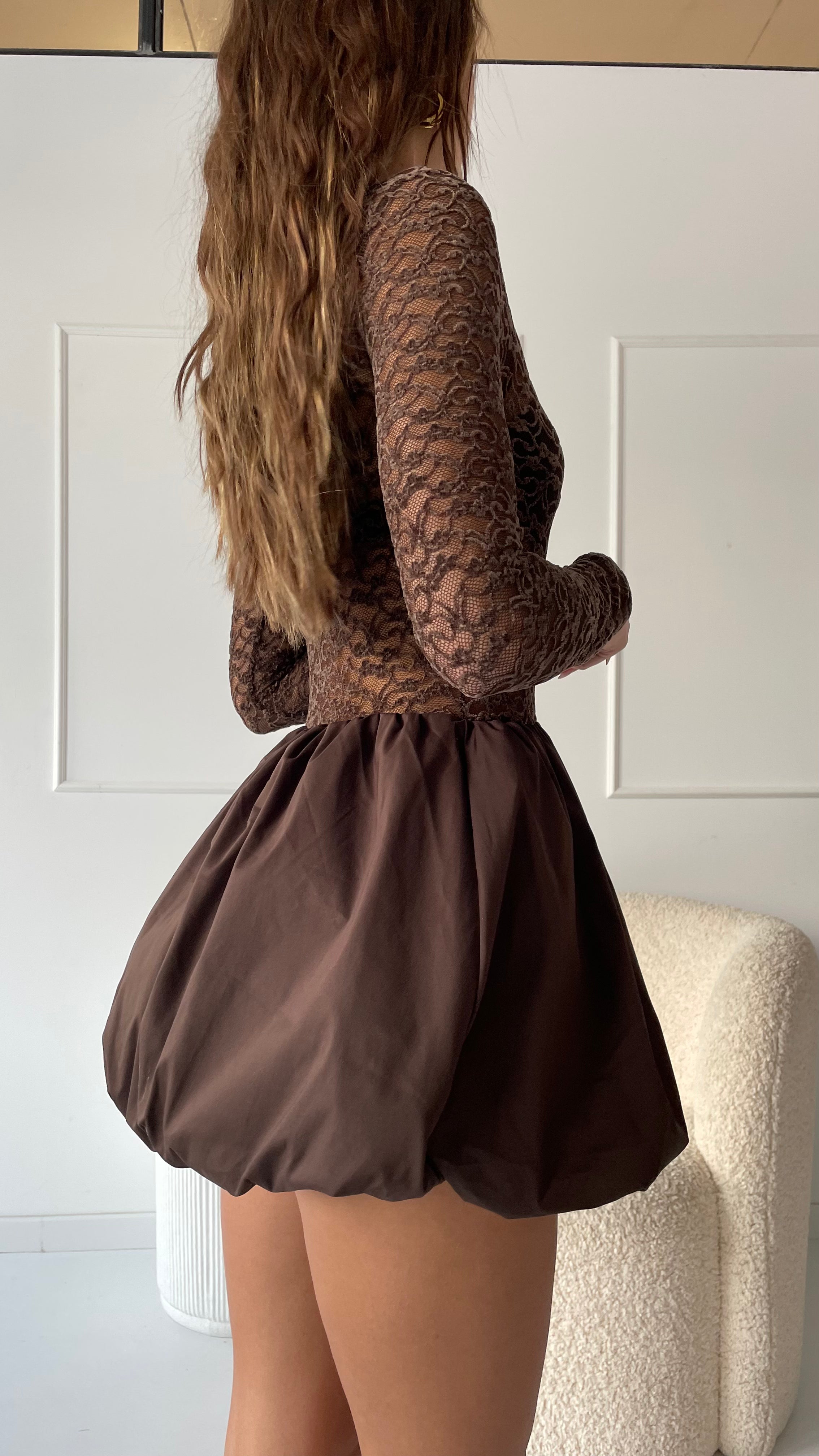 MARINA - vestito mini marrone con gonna a palloncino e top in pizzo