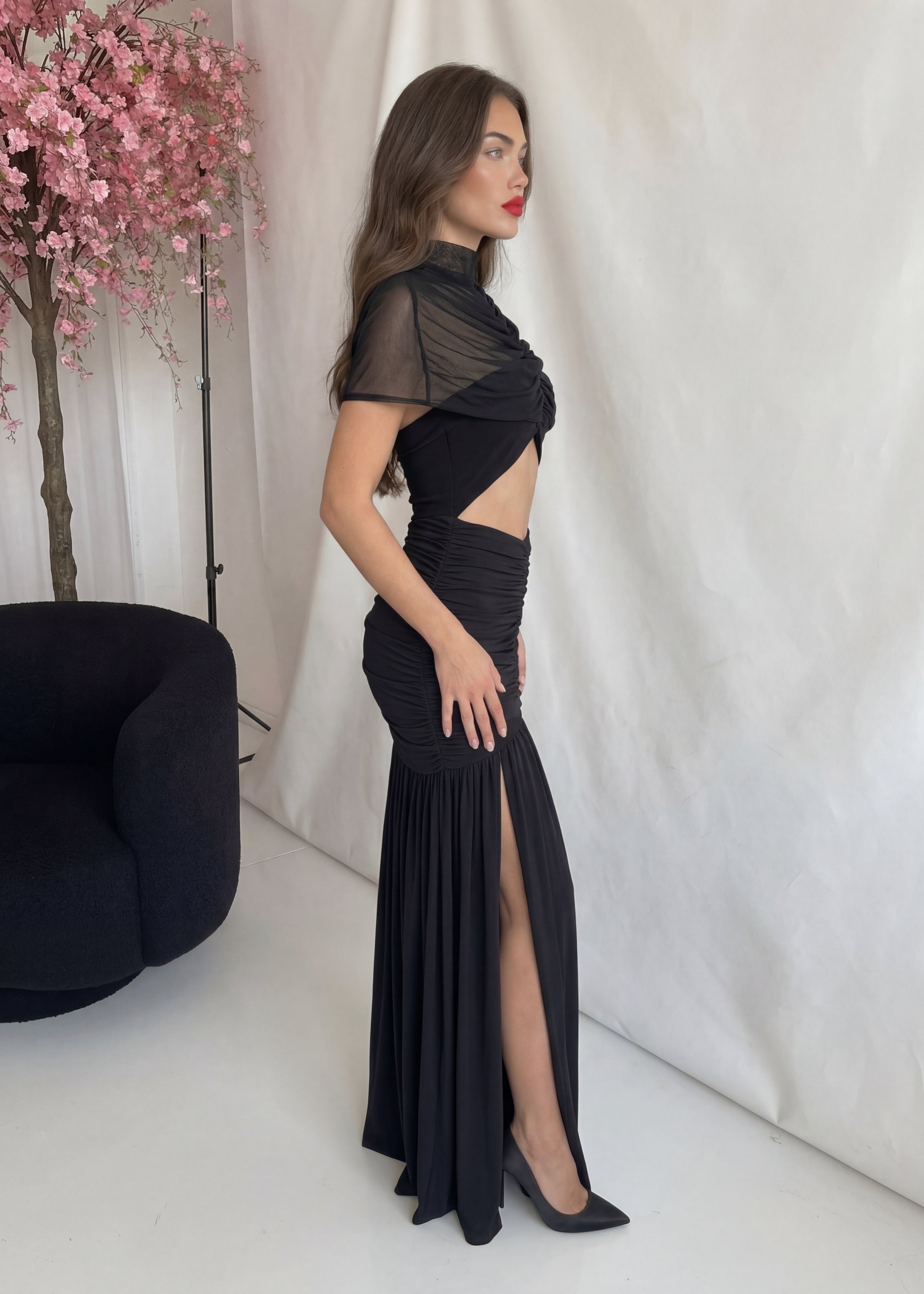 MIURA - vestito lungo con cut out e spacco laterale in nero