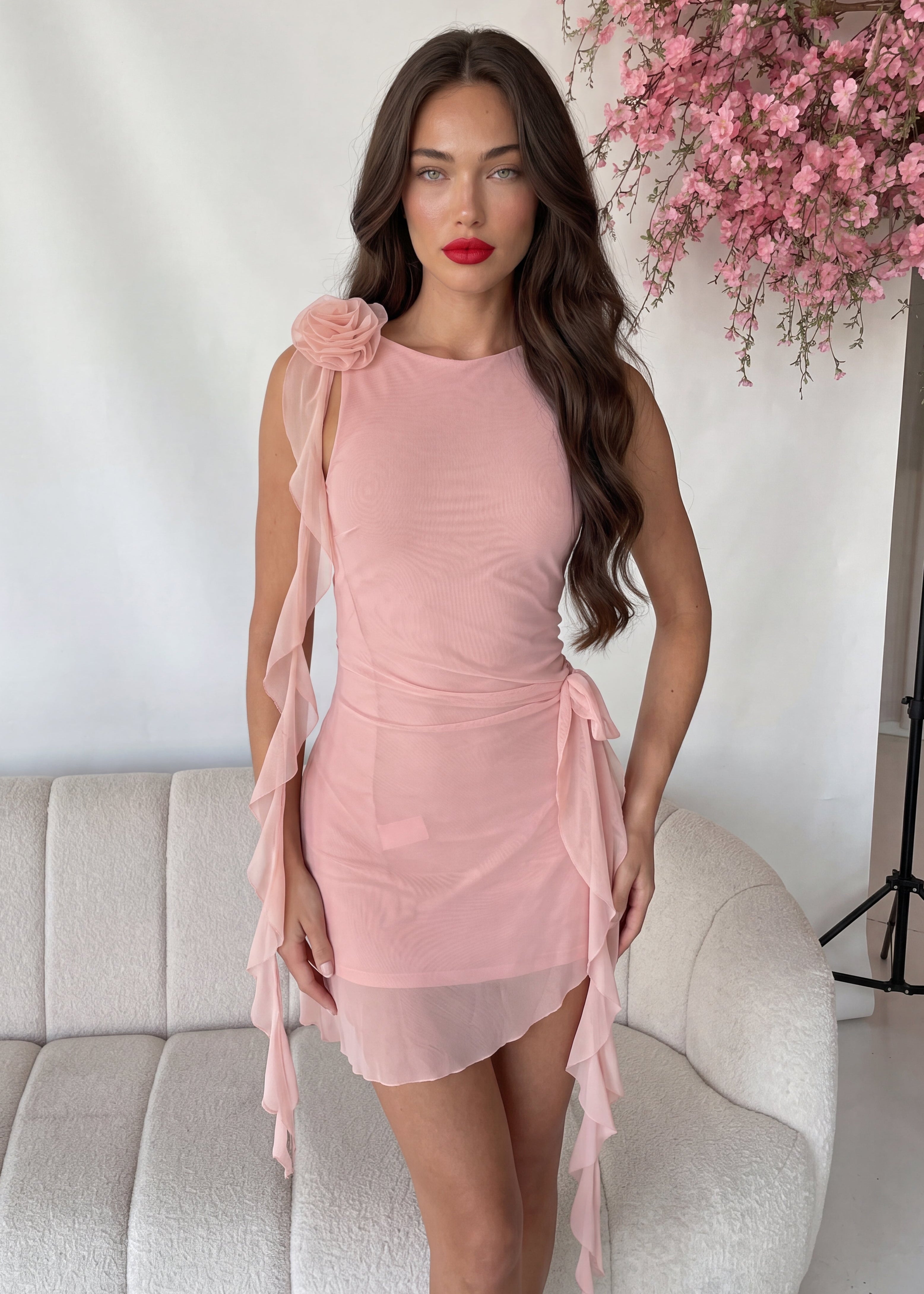MUKY - vestito corto effetto drappeggiato e con applicazioni rouches e rose in rosa