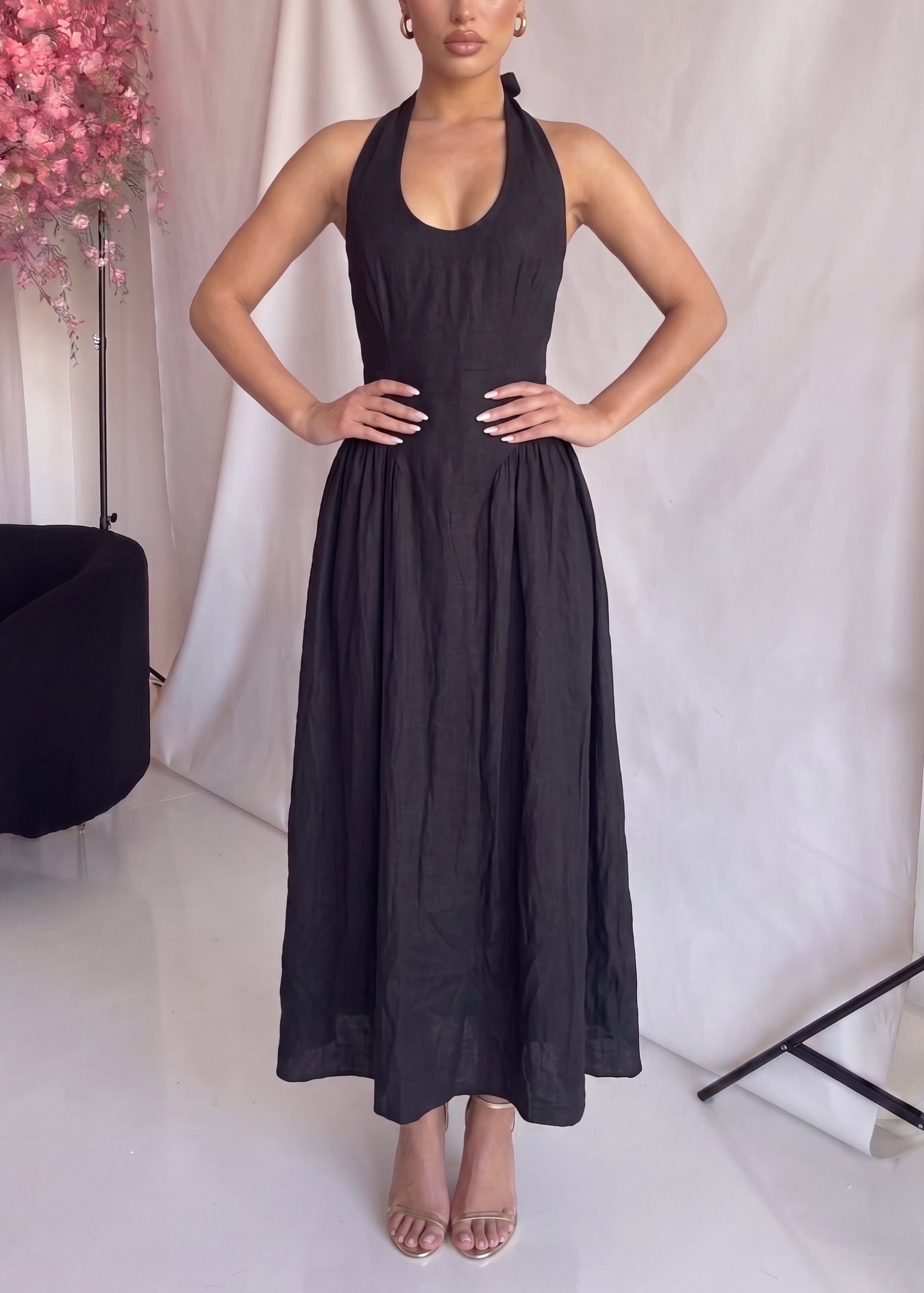 ODILE - abito midi nero con gonna ampia e allacciatura dietro il collo