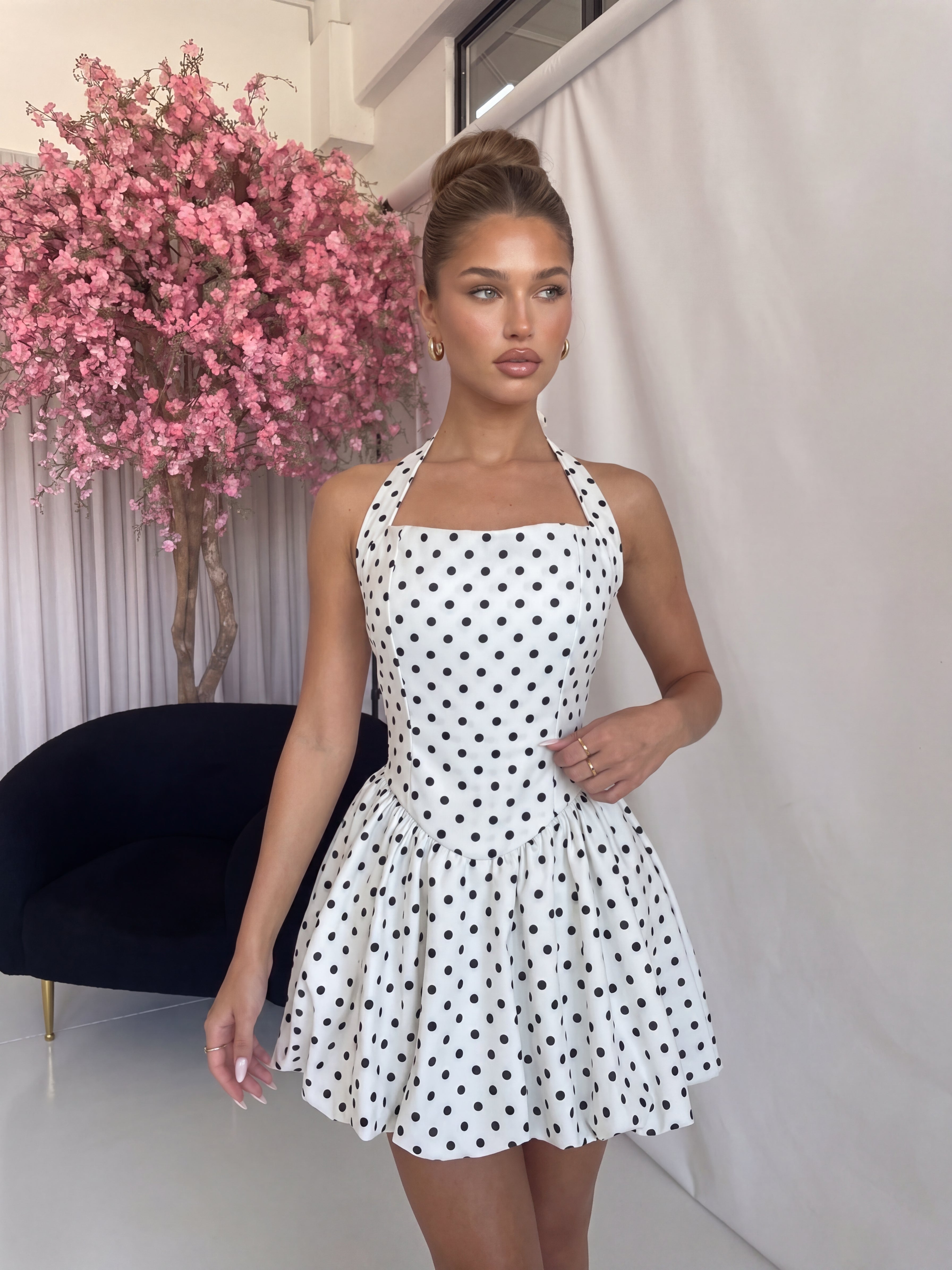 PENNY - vestito bianco corto a palloncino con allacciatura sulla schiena a pois