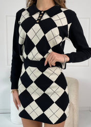 PERLY - set in maglia polo e gonna a motivo rombo in nero